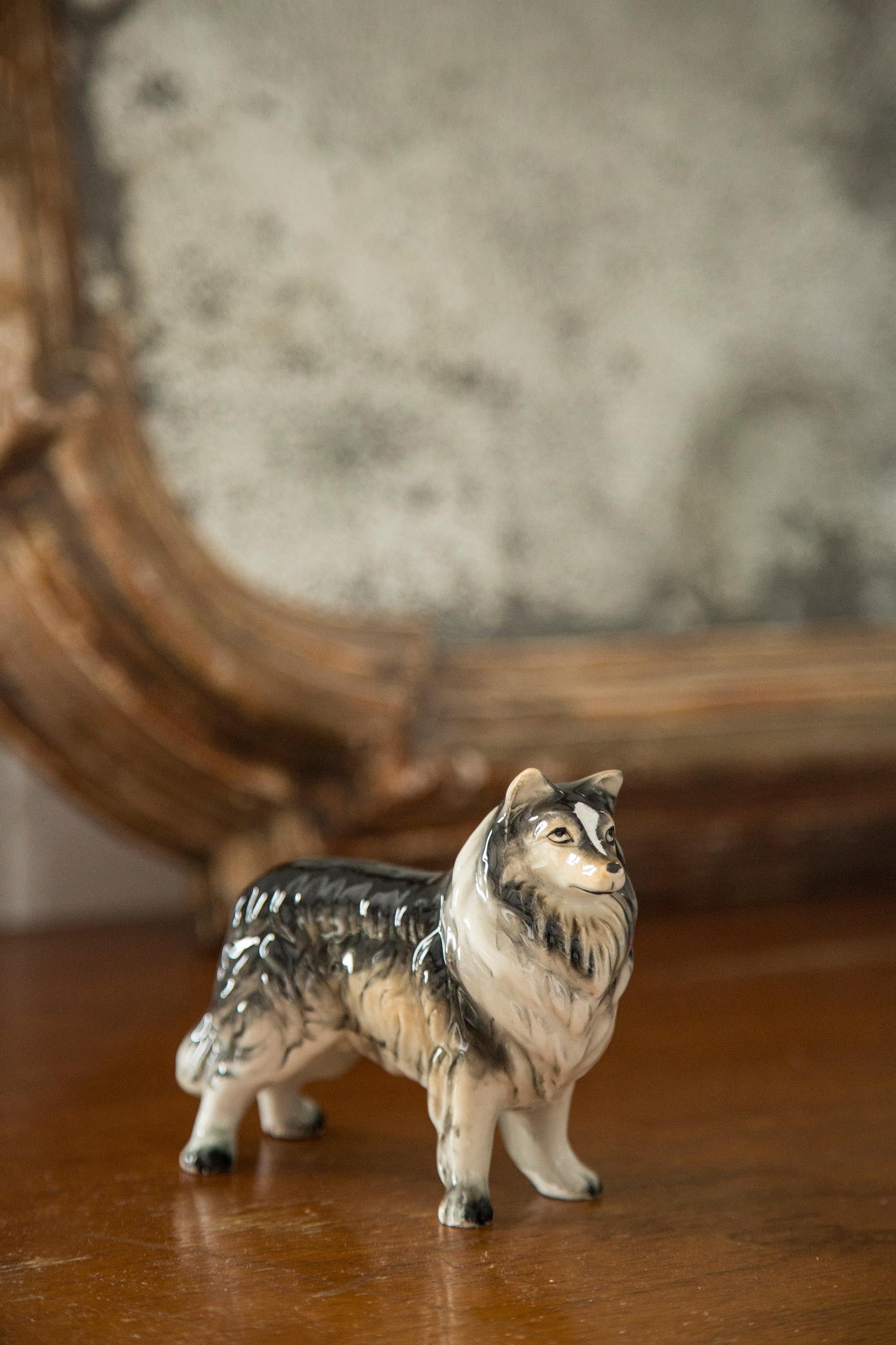 Bemalte Keramik, sehr guter originaler Vintage-Zustand. Keine Schäden oder Risse. Schöne und einzigartige dekorative Skulptur. Sheltie Shetland Sheepdog Dog Sculpture wurde in England hergestellt. Nur ein Hund verfügbar.