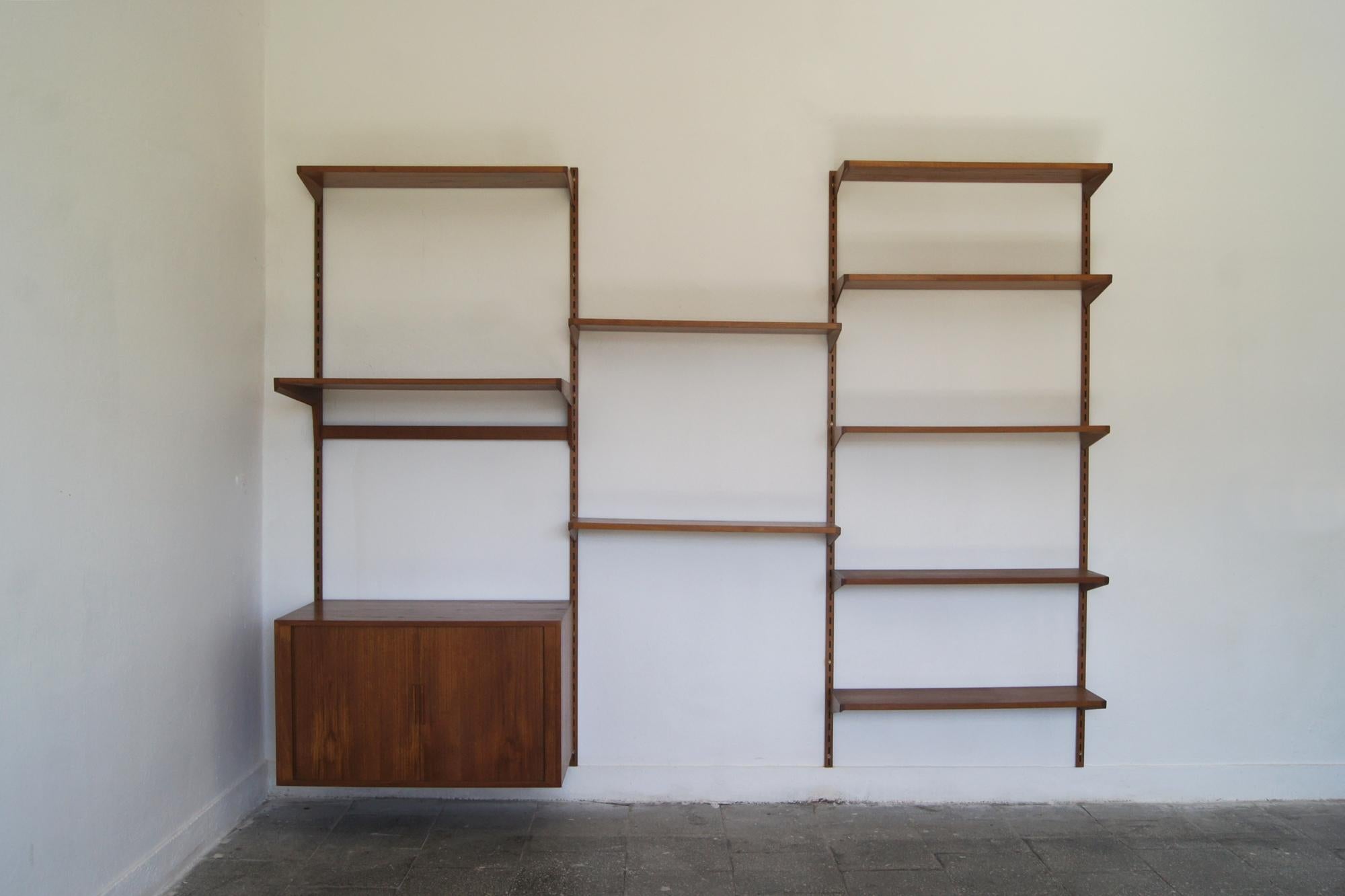 El sistema modular de estanterías y librerías diseñado por Kai Kristiansen para FM Møbler es uno de los ejemplos icónicos del diseño modernista danés de las décadas de 1950 y 1960. Diseñado para ofrecer la máxima flexibilidad, funcionalidad y