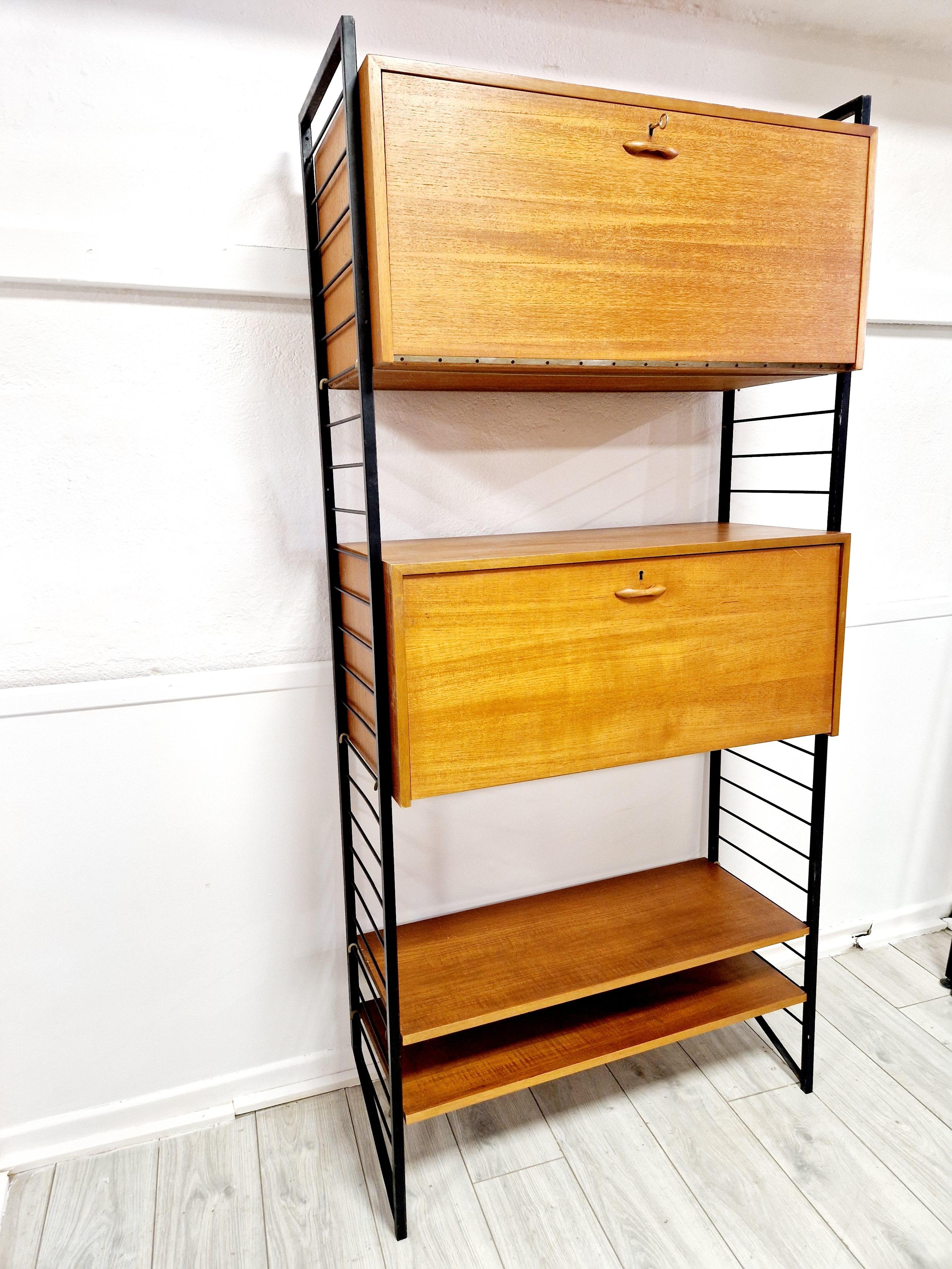 Entdecken Sie den Charme von Vintage-Möbeln mit diesem Mid Century Staples Ladderax Shelving Cupboard By Robert Heal , einem beeindruckenden Stück aus dem Jahr 1964. Der aus einer Mischung aus Holz und Metall gefertigte Schrank besticht durch sein