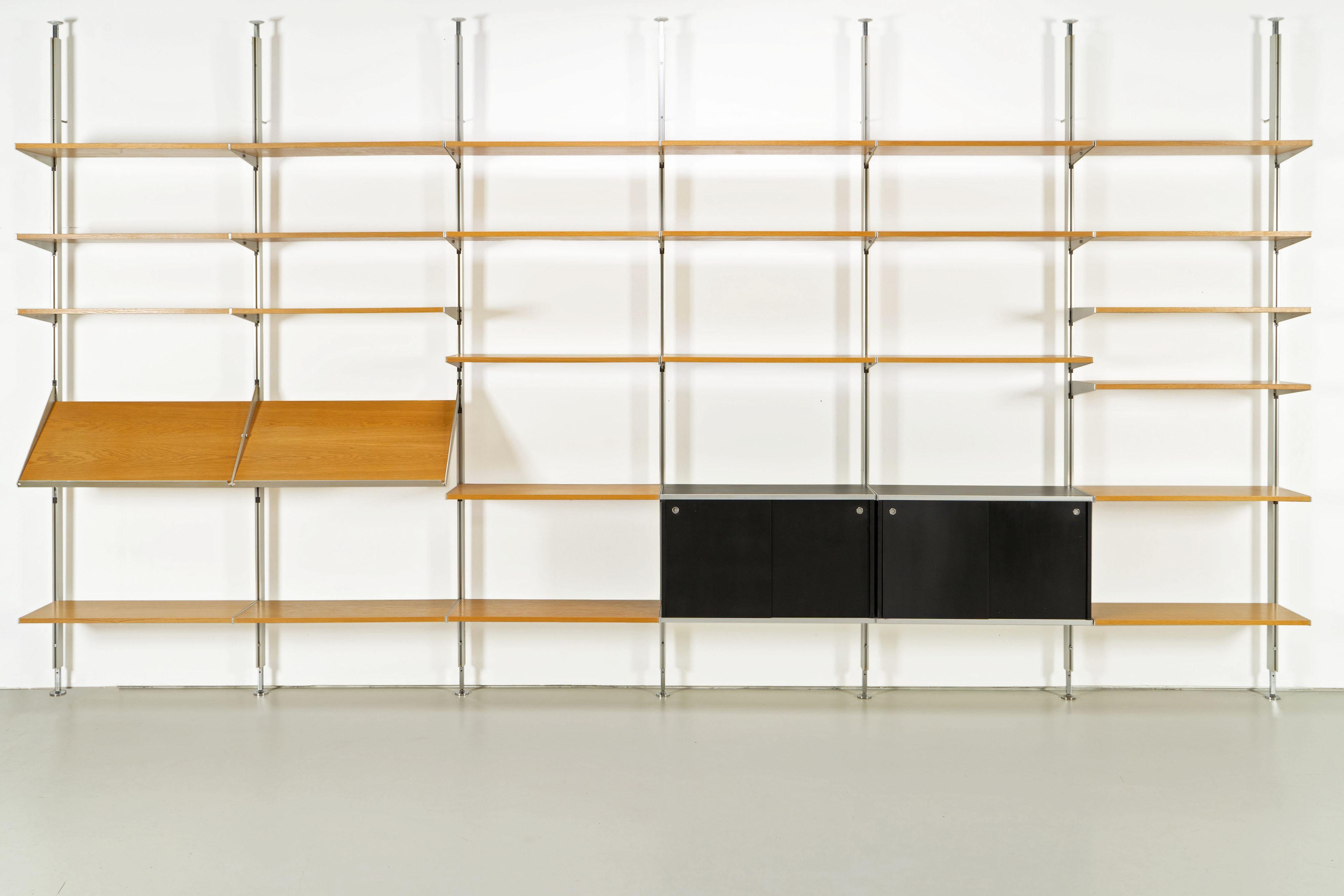 Very large shelf by George Nelson, produced by Herman Miller. The shelf can be mount between floor and ceiling and used as a room divider. The elements can be installed on either side of the poles. Excellent condition.

Dimensions: 39 x 527.5 x