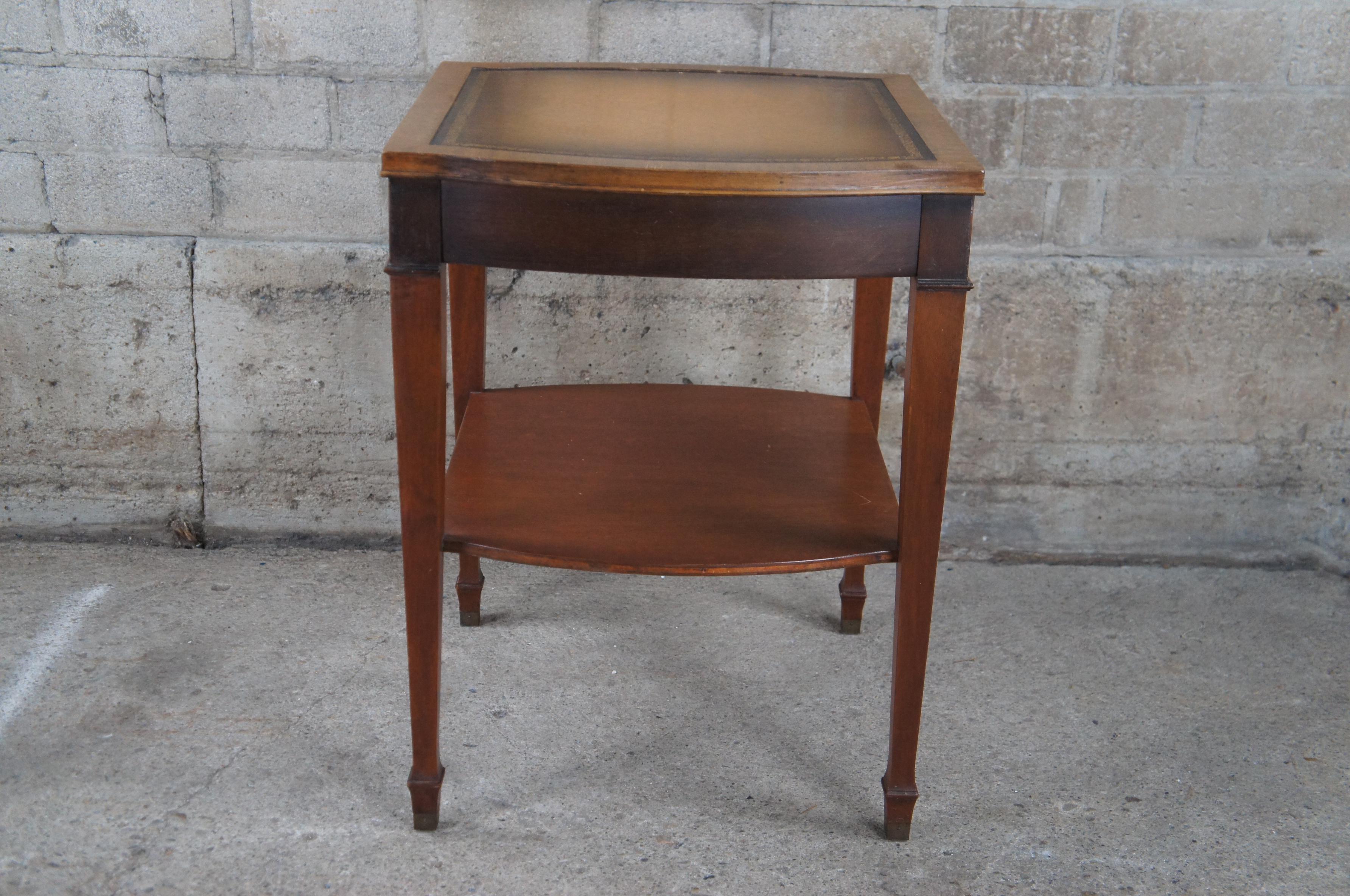 Table d'appoint en acajou de style Sheraton du milieu du siècle dernier Association Tooled Leather Top SideEnd Table en vente 5