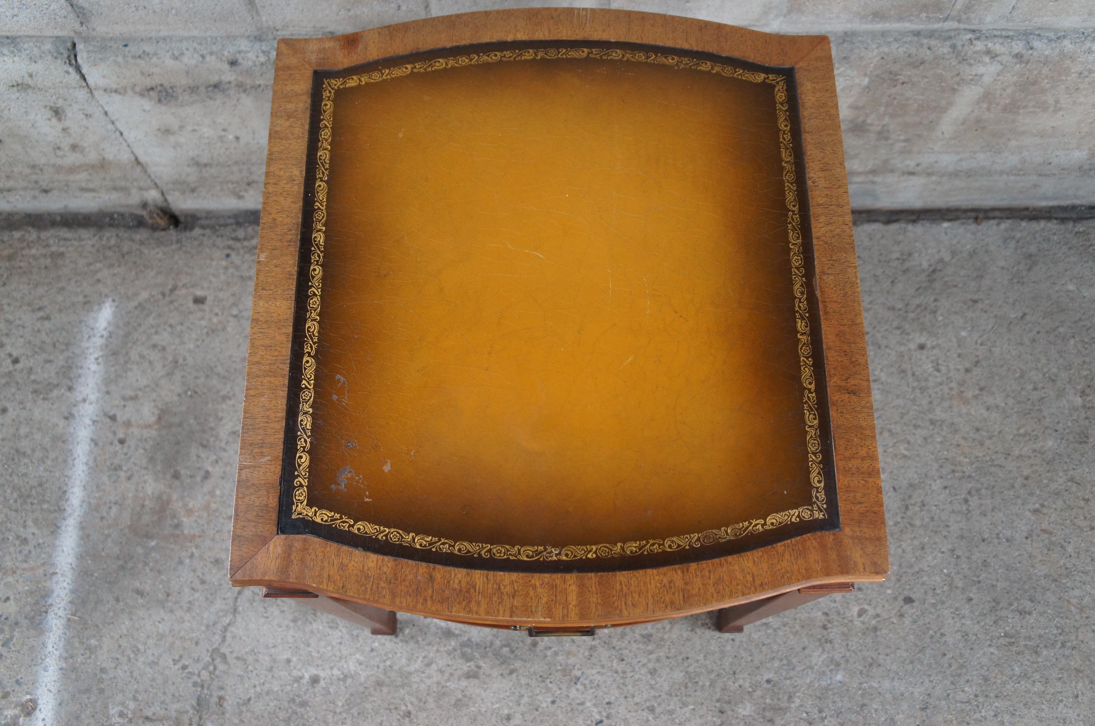 20ième siècle Table d'appoint en acajou de style Sheraton du milieu du siècle dernier Association Tooled Leather Top SideEnd Table en vente