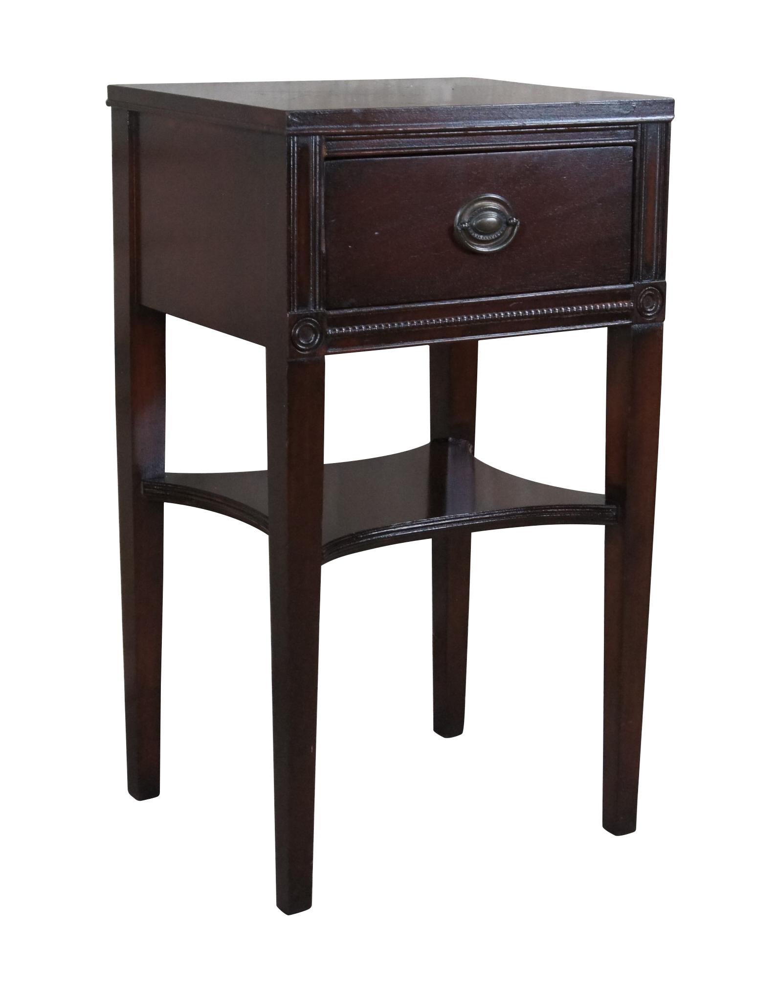Mid Century Sheraton Style Mahogany Nightstand W/ Drawer Side Accent Table Stand In Good Condition In Dayton, OH