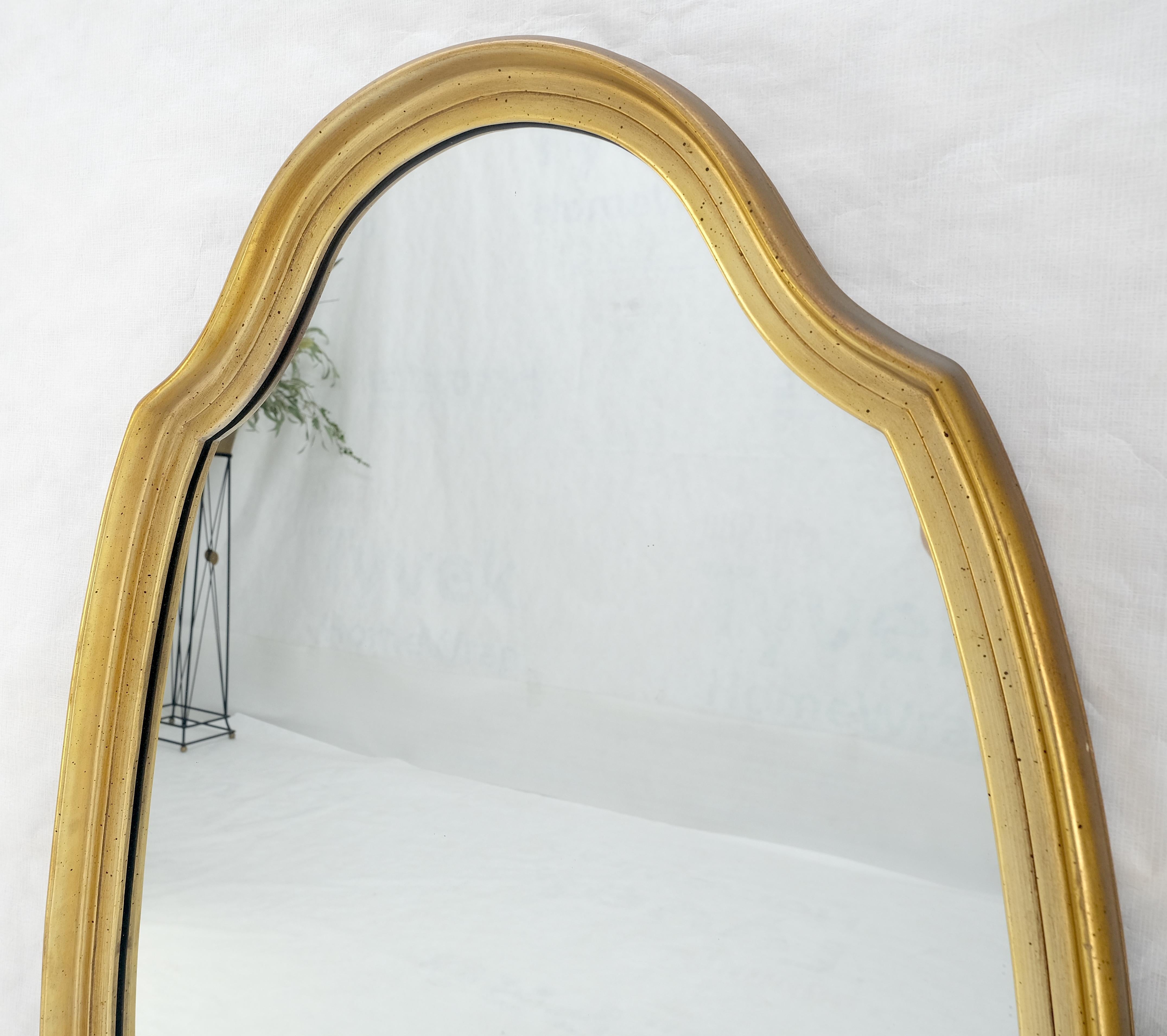 Espejo de pared ovalado de 22x44 con forma de escudo de mediados de siglo y hoja dorada MENTA en venta 1
