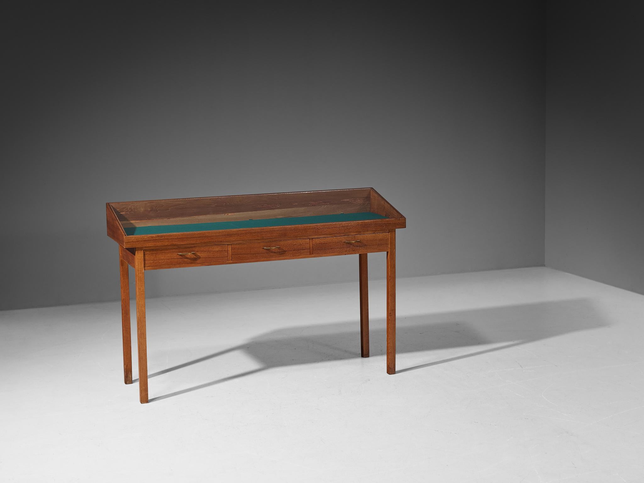Mid-Century moderno Vetrina di metà secolo in noce e pino in vendita