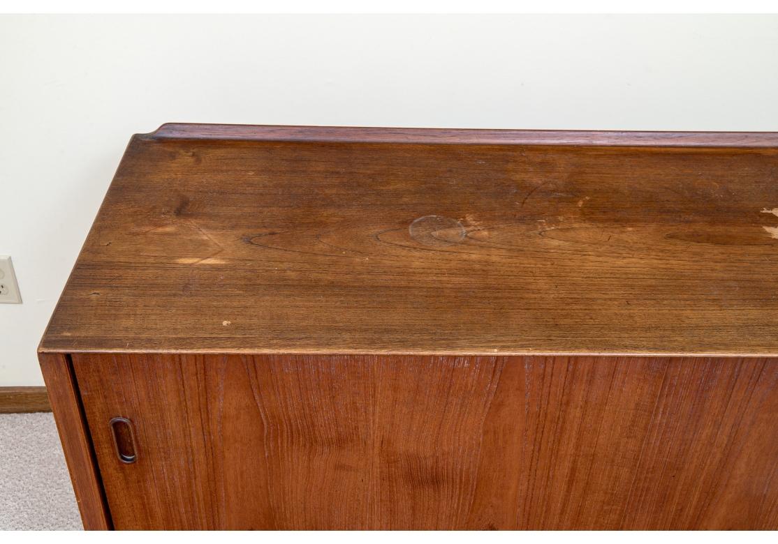 Credenza in teak Mid-Century Sibast Furniture, realizzata in Danimarca per il restauro In condizioni deteriorate in vendita a Bridgeport, CT