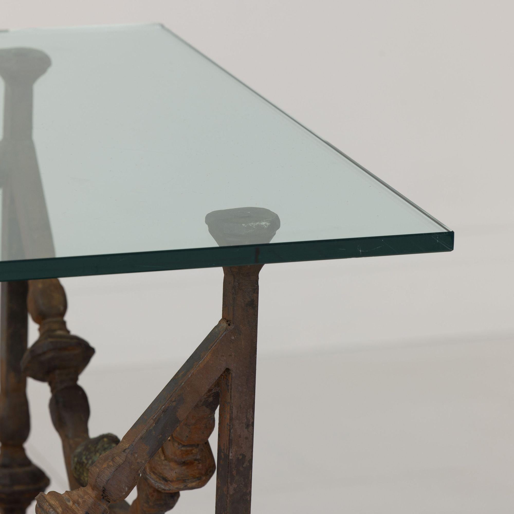 Table d'appoint sicilienne du milieu du siècle dernier en fonte et bronze doré avec plateau en verre en vente 2