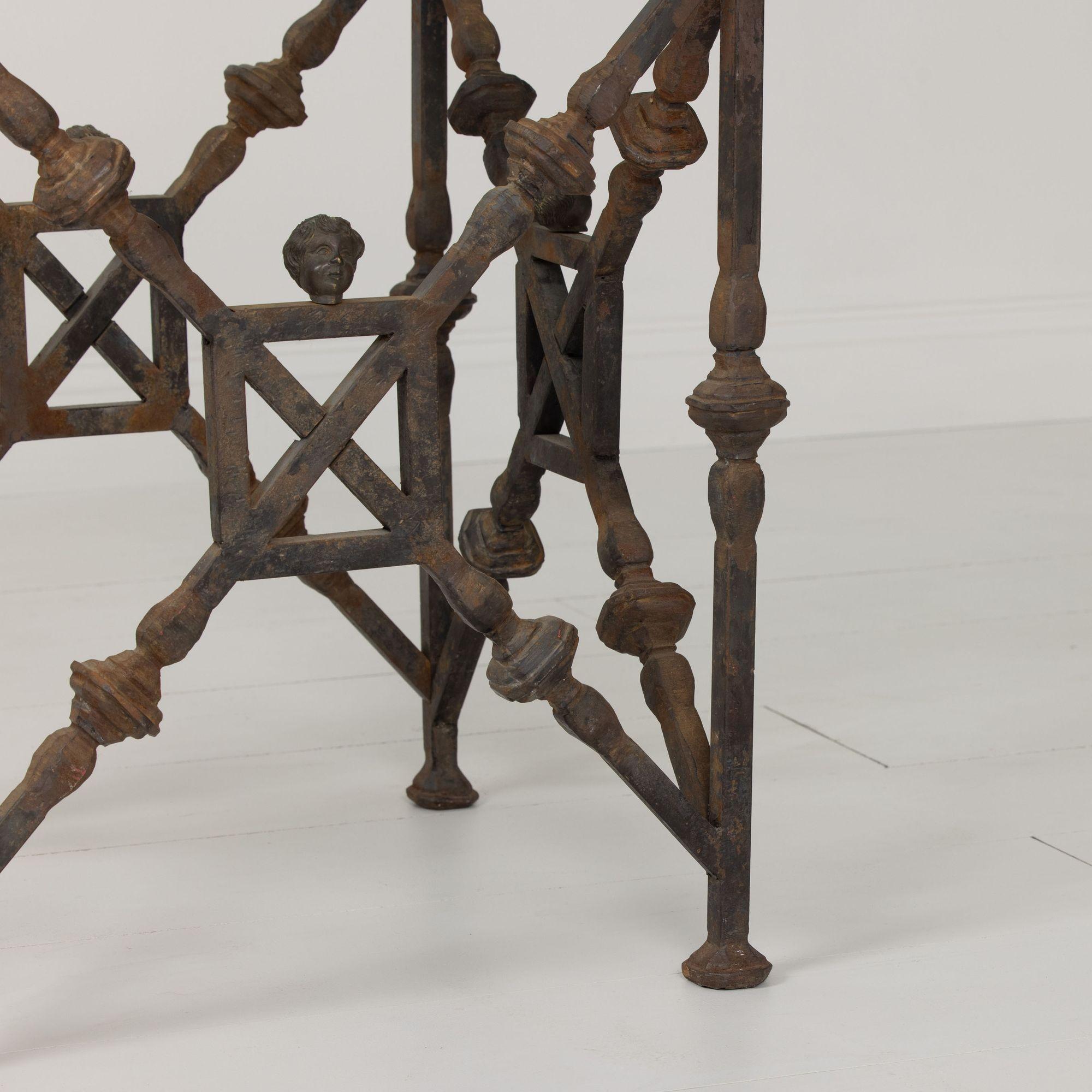 Table d'appoint sicilienne du milieu du siècle dernier en fonte et bronze doré avec plateau en verre en vente 3