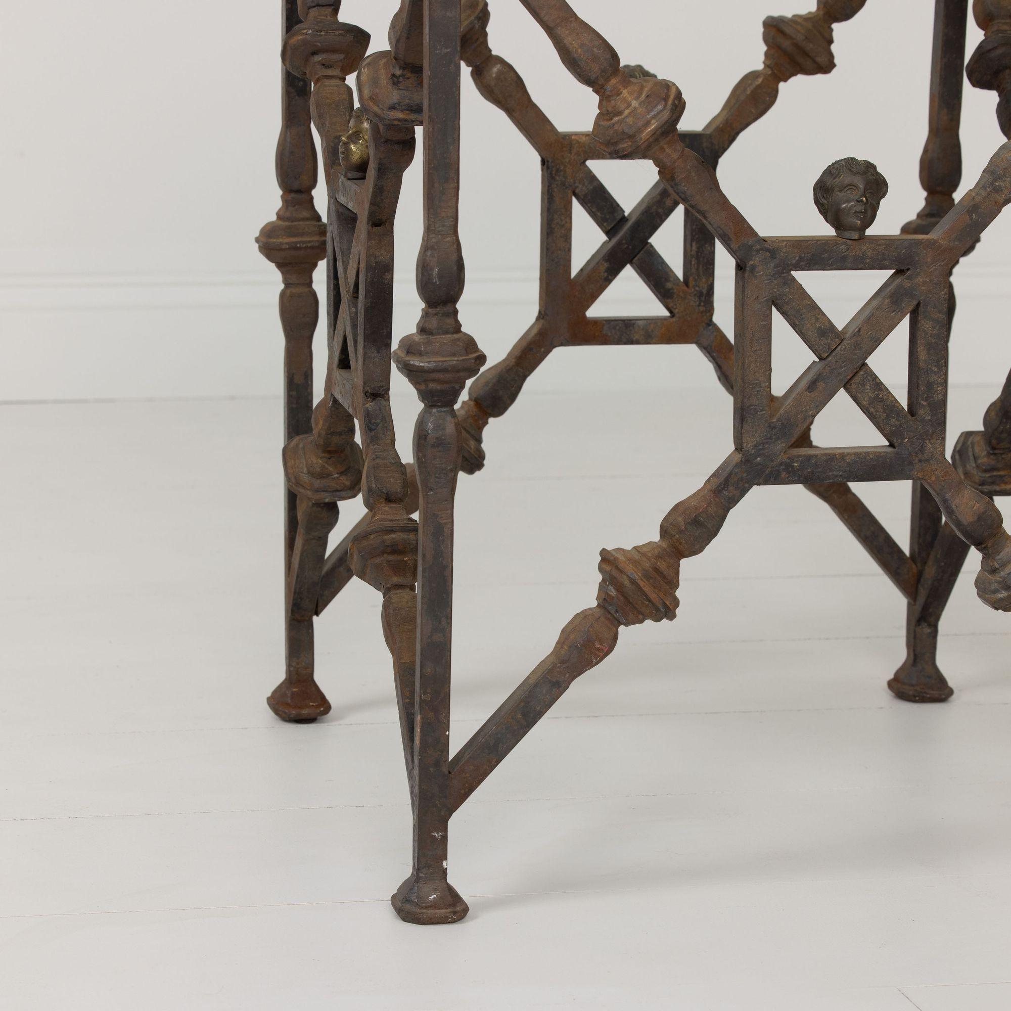 Table d'appoint sicilienne du milieu du siècle dernier en fonte et bronze doré avec plateau en verre en vente 4