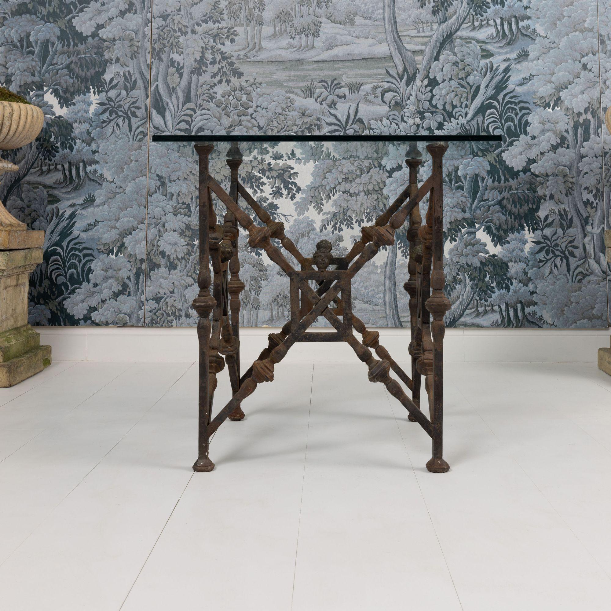 Néo-classique Table d'appoint sicilienne du milieu du siècle dernier en fonte et bronze doré avec plateau en verre en vente
