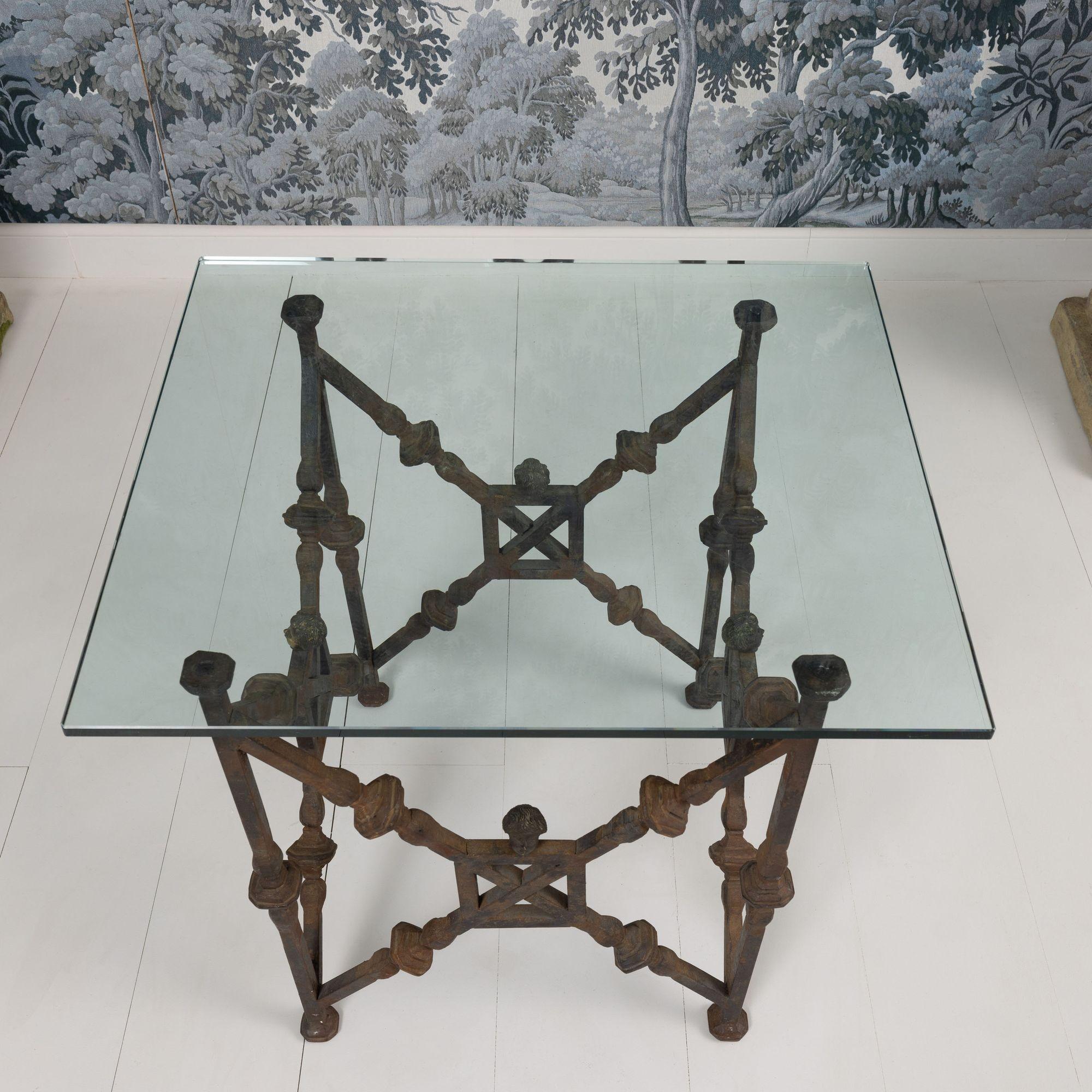 italien Table d'appoint sicilienne du milieu du siècle dernier en fonte et bronze doré avec plateau en verre en vente