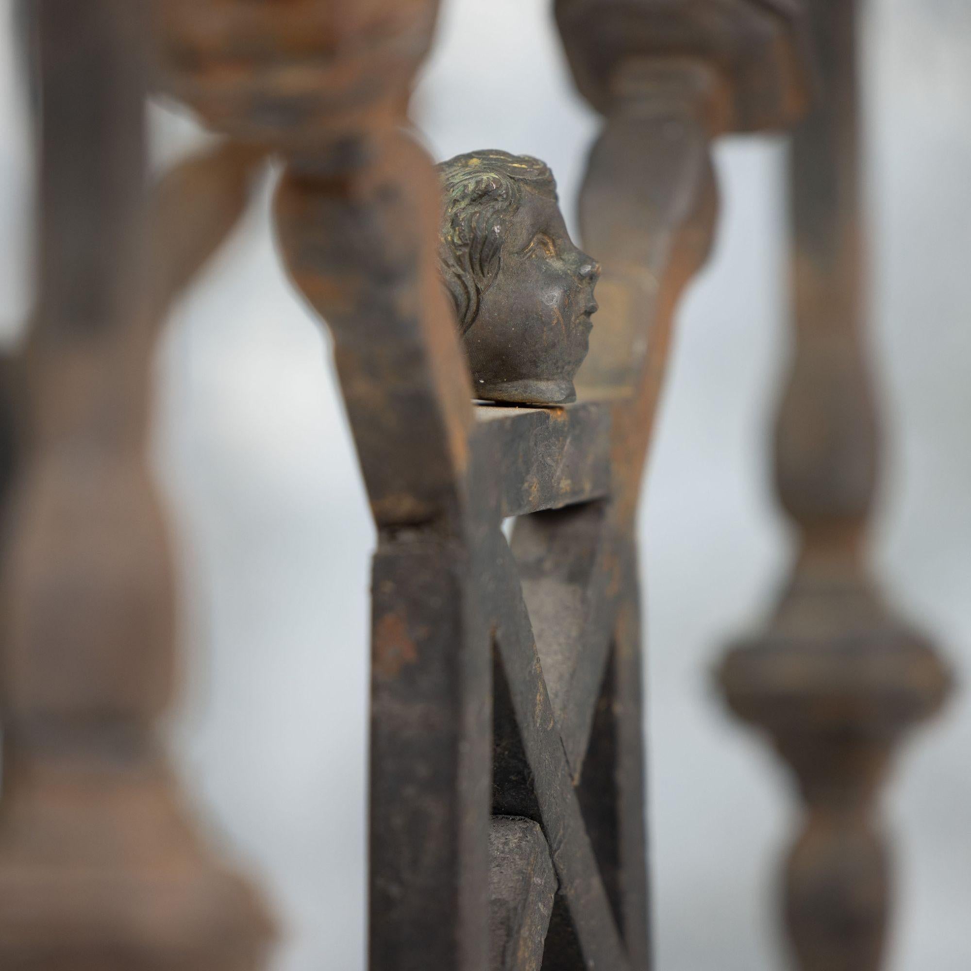 Bronze Table d'appoint sicilienne du milieu du siècle dernier en fonte et bronze doré avec plateau en verre en vente