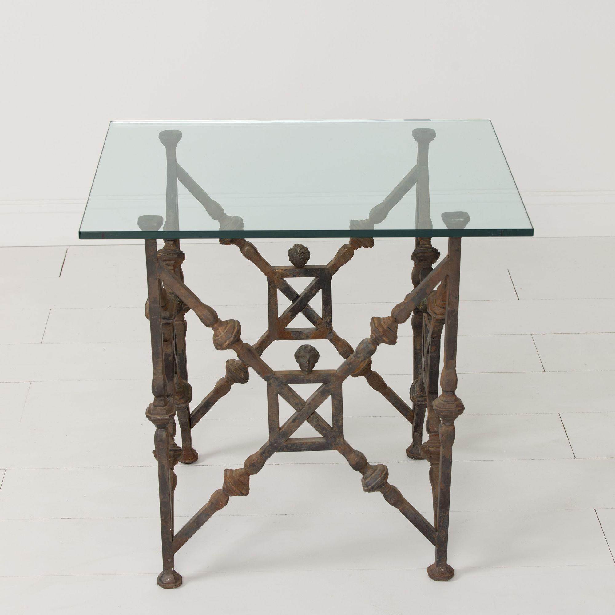 Table d'appoint sicilienne du milieu du siècle dernier en fonte et bronze doré avec plateau en verre en vente 1