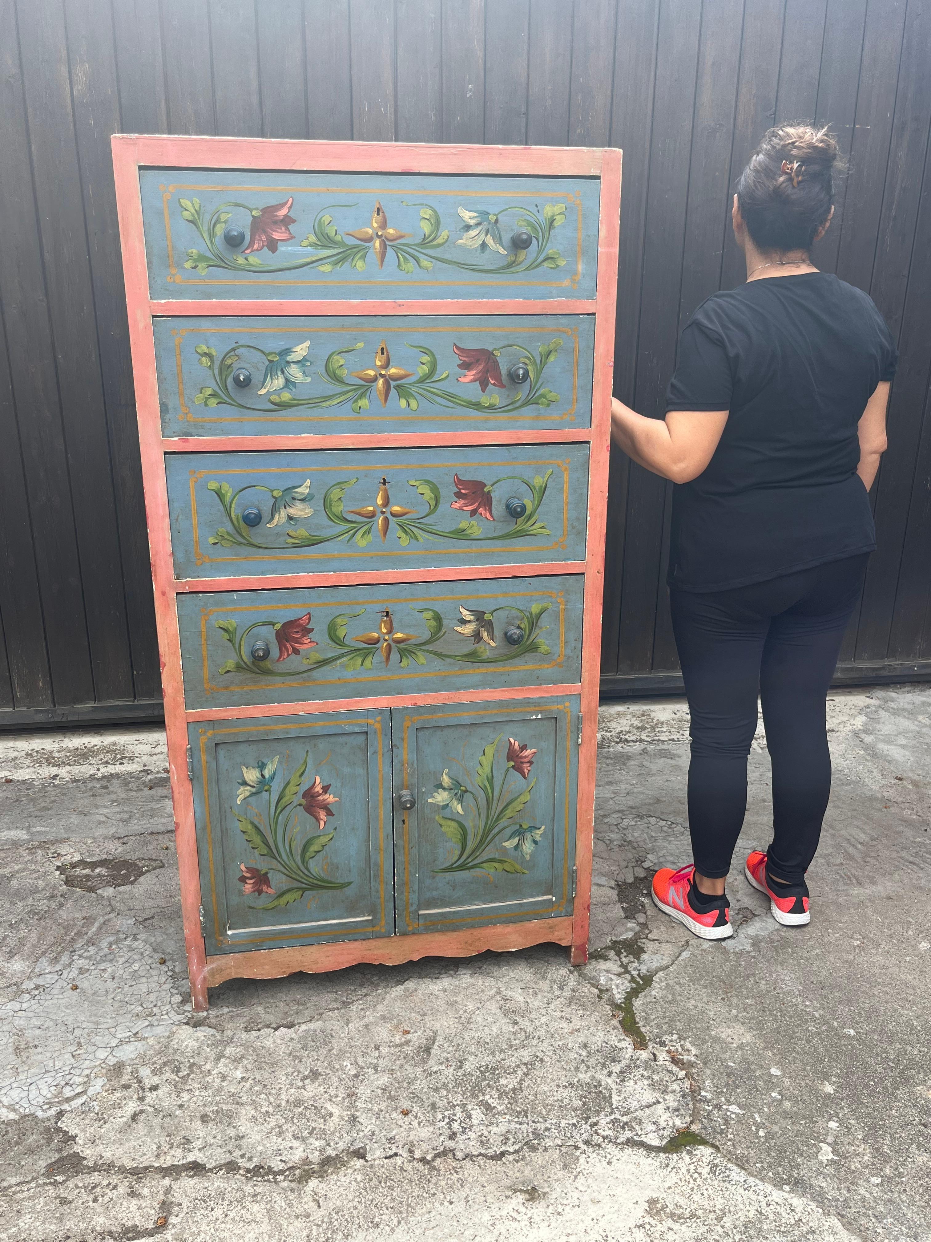Cassettiera siciliana di metà secolo con decorazioni floreali, anni '50
Trovato in una casa di campagna nell'entroterra siciliano, appartenuta a un nobile proprietario terriero.
Buone condizioni, segni di invecchiamento.