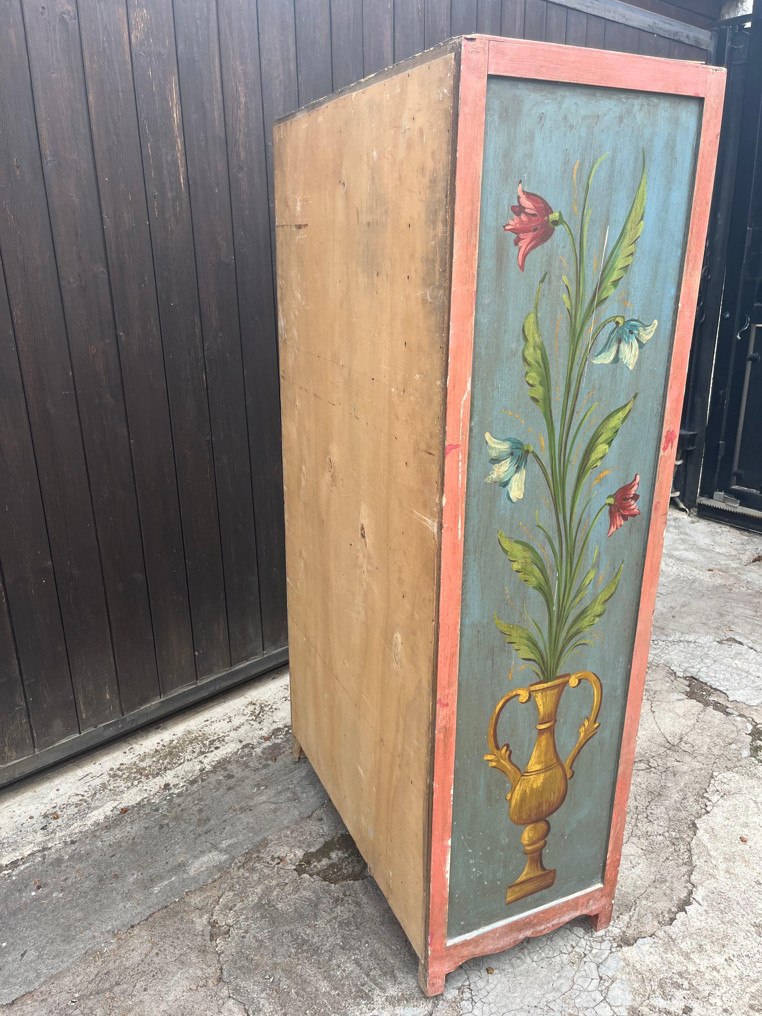 Italiano Cassettiera siciliana di metà secolo con decorazioni floreali, anni '50 in vendita
