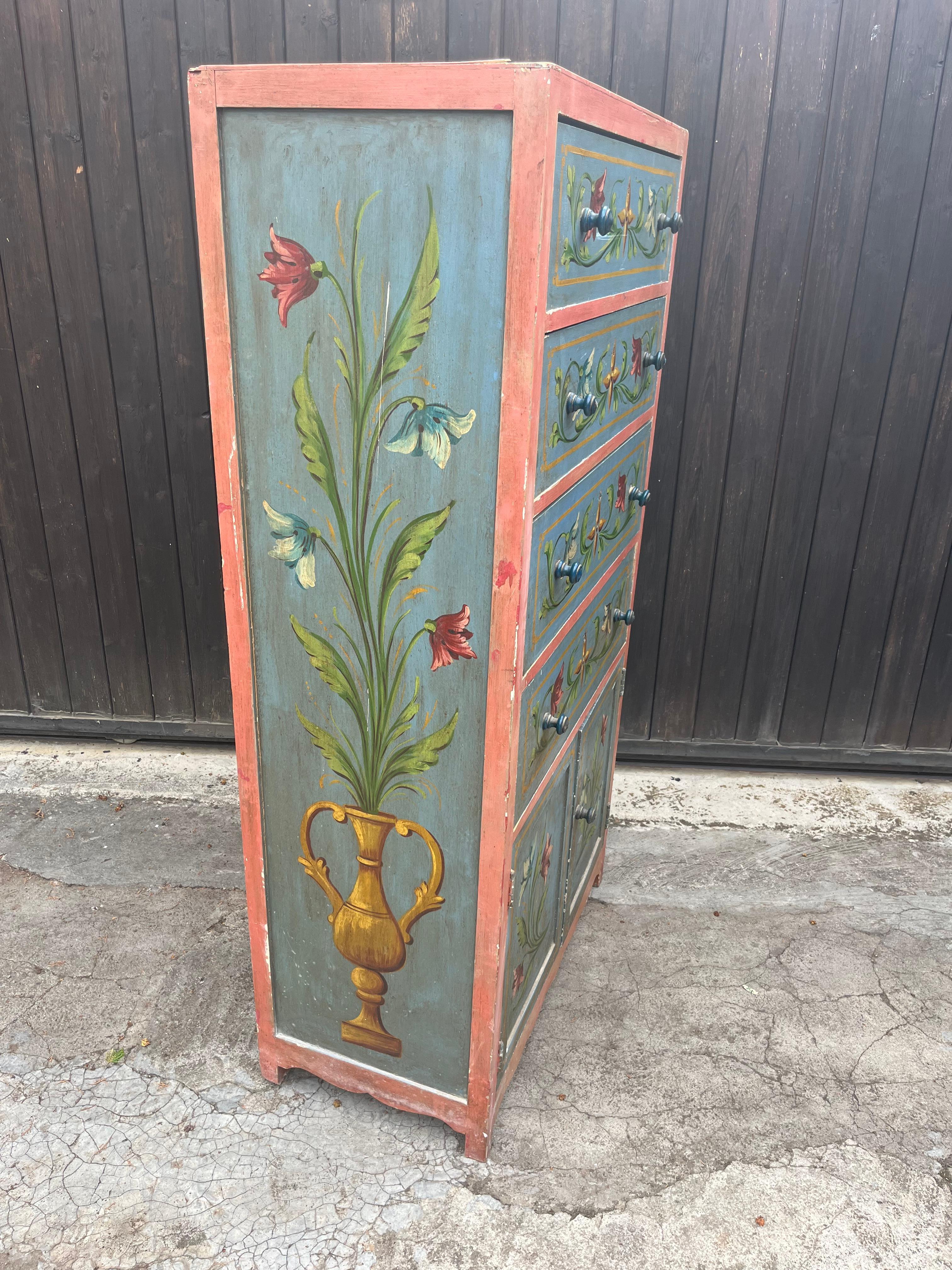 Cassettiera siciliana di metà secolo con decorazioni floreali, anni '50 In condizioni buone in vendita a Palermo, IT