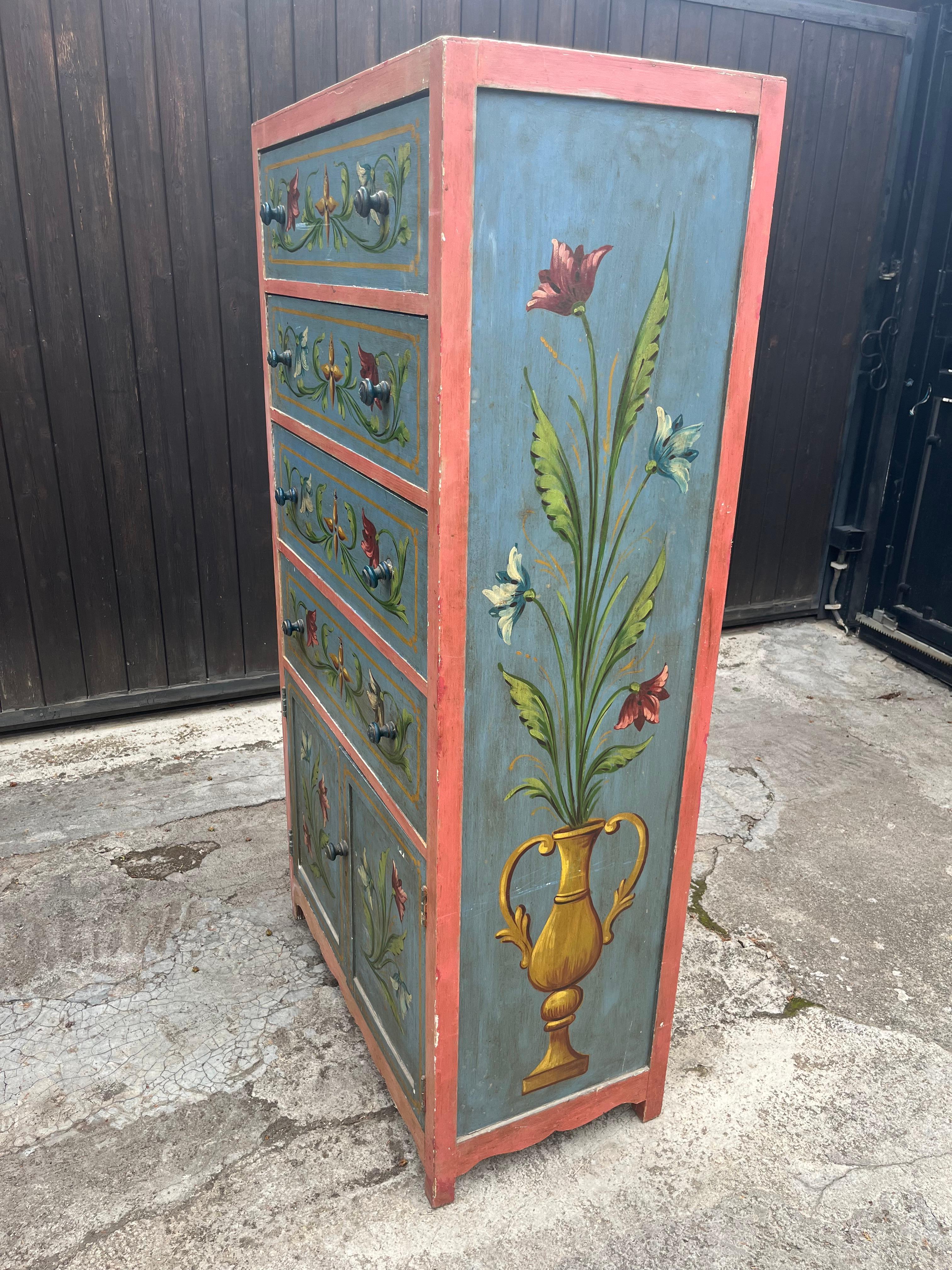 Metà XX secolo Cassettiera siciliana di metà secolo con decorazioni floreali, anni '50 in vendita