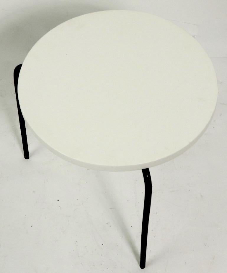 Peint Table d'appoint du milieu du siècle:: d'après McCobb en vente