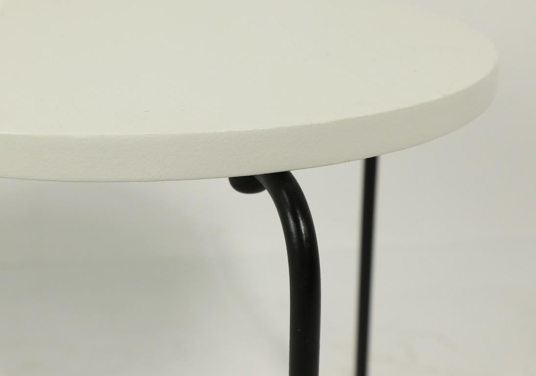 20ième siècle Table d'appoint du milieu du siècle:: d'après McCobb en vente