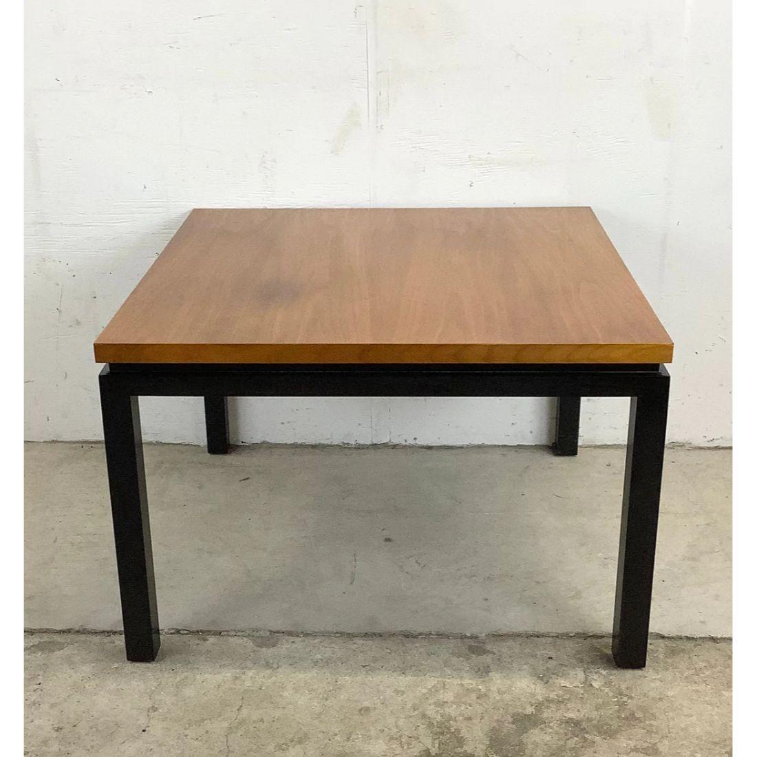 Cette table basse ou d'appoint, simple mais élégante, de style moderne du milieu du siècle, présente un design en deux tons dans le style de Harvey Probber. La sélection de bois de qualité et les lignes modernes et épurées en font une table centrale