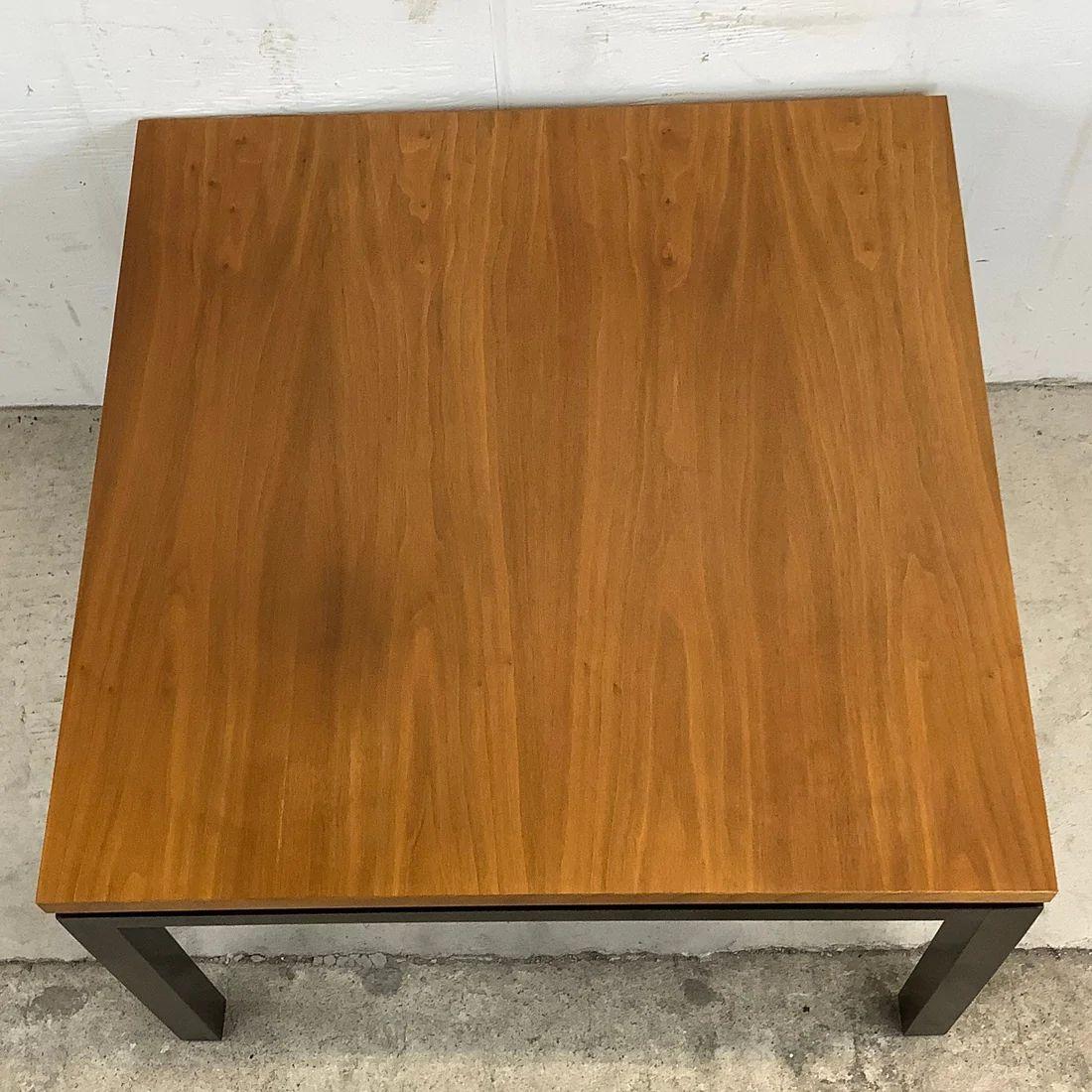 Bois Table d'appoint du milieu du siècle Attr. à Harvey Probber en vente