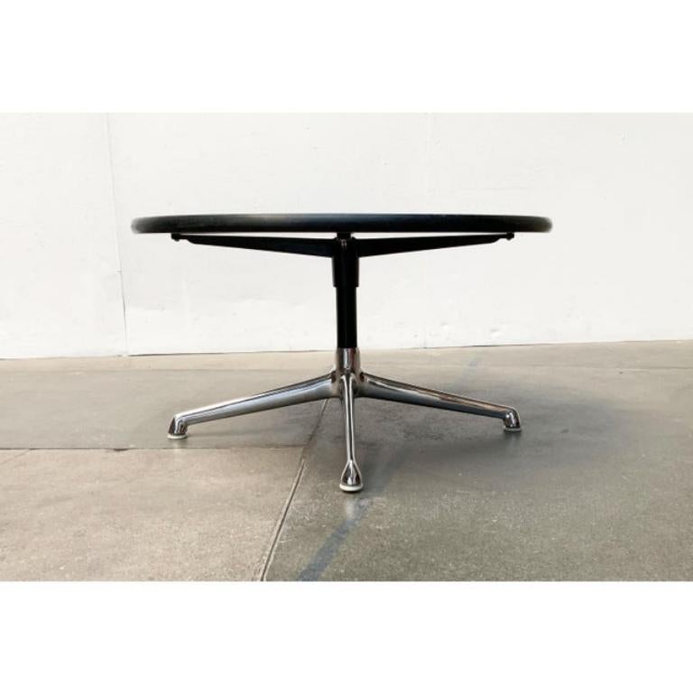 Flat couch or side table by Herman Miller according to a design by Ray & Charles Eames.

A design classic from Herman Miller/Vitra. The peculiarity of this version is the ratio of height to diameter, which makes this flat table a perfect coffee