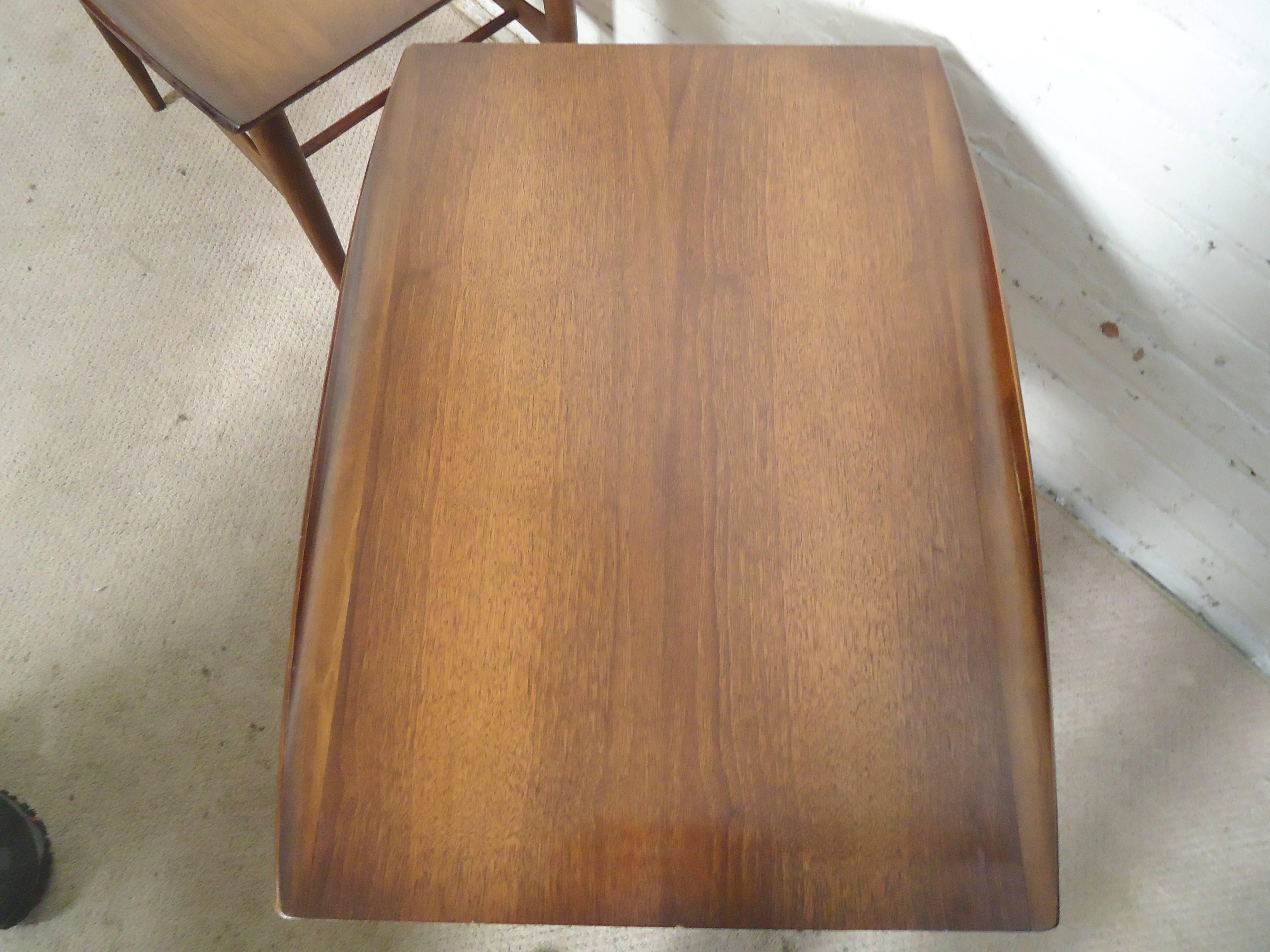 Nicely designed tables with walnut grain, sculpted legs, shelf and turned edges. Danish modern style that is great for home or office.

(Please confirm item location NY or NJ with dealer).
 