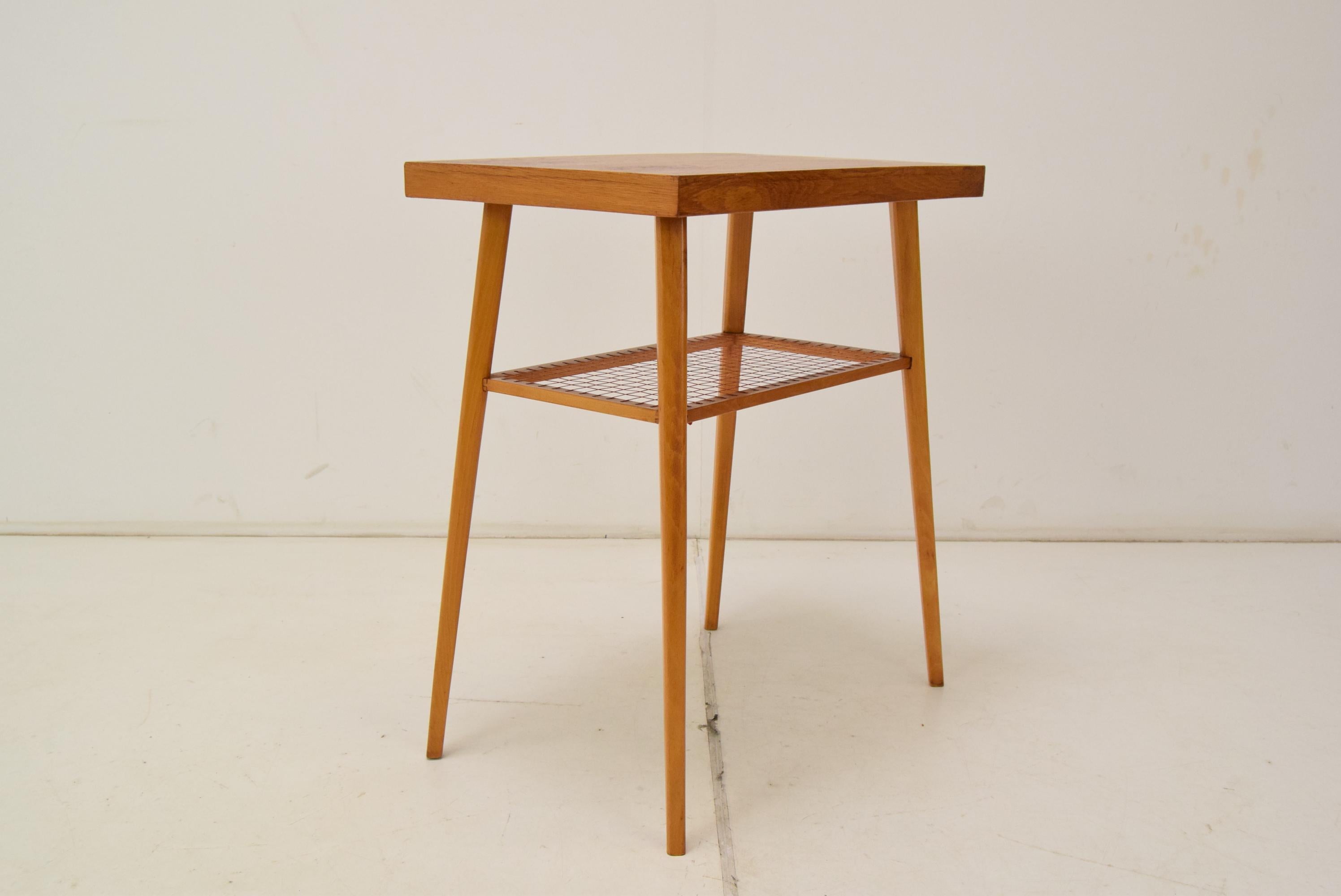 Milieu du XXe siècle Table d'appoint du milieu du siècle dernier de Drevopodnik Holesov, années 1960.  en vente