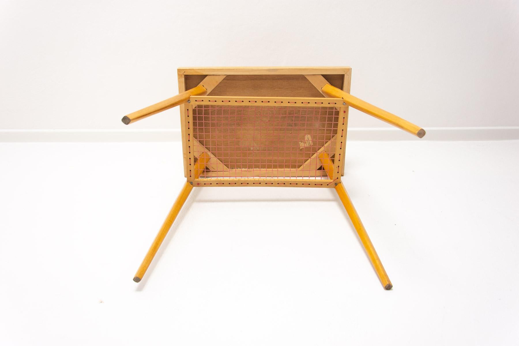 Tavolino di metà secolo di Dřevopodnik Holešov, Cecoslovacchia, 1960 in vendita 5