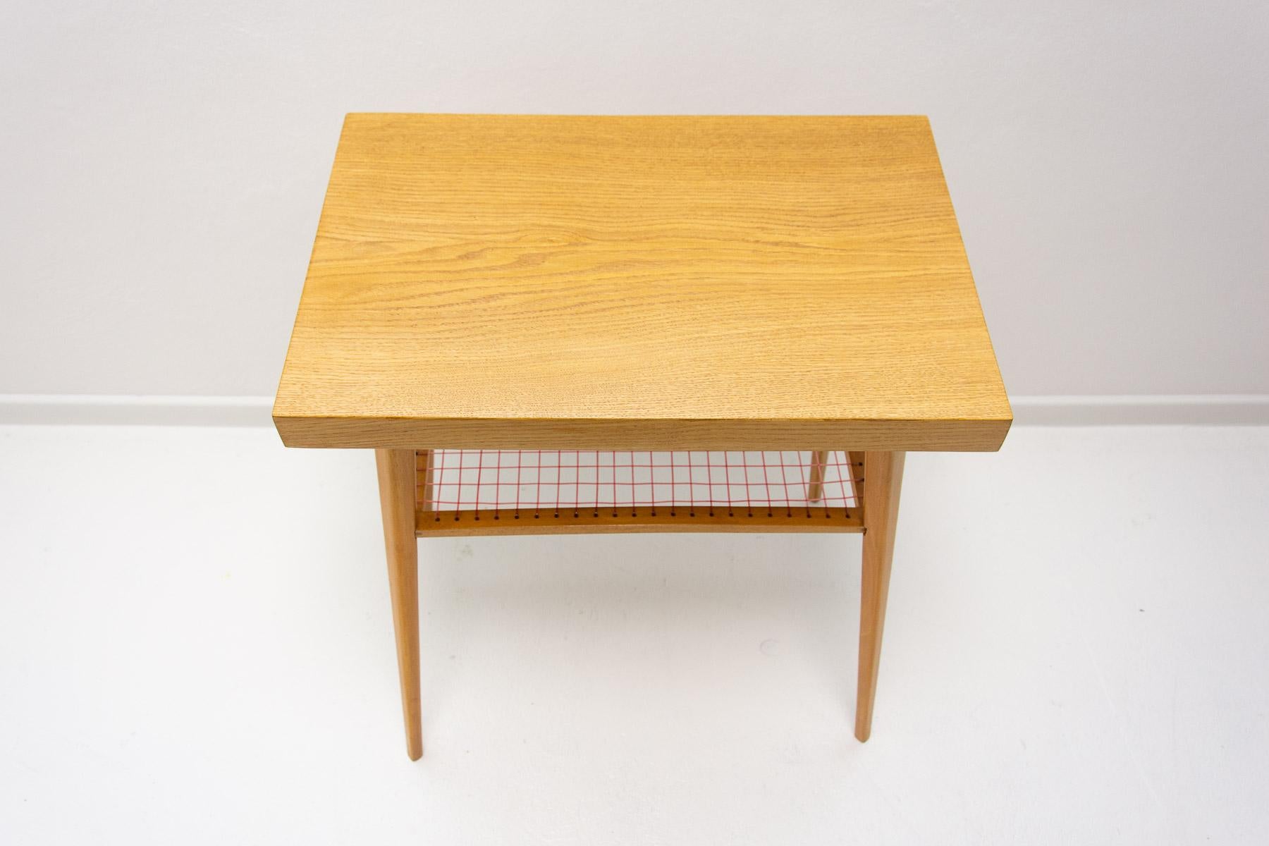 Midcentury Side Table from Dřevopodnik Holešov, Czechoslovakia, 1960s In Good Condition For Sale In Prague 8, CZ