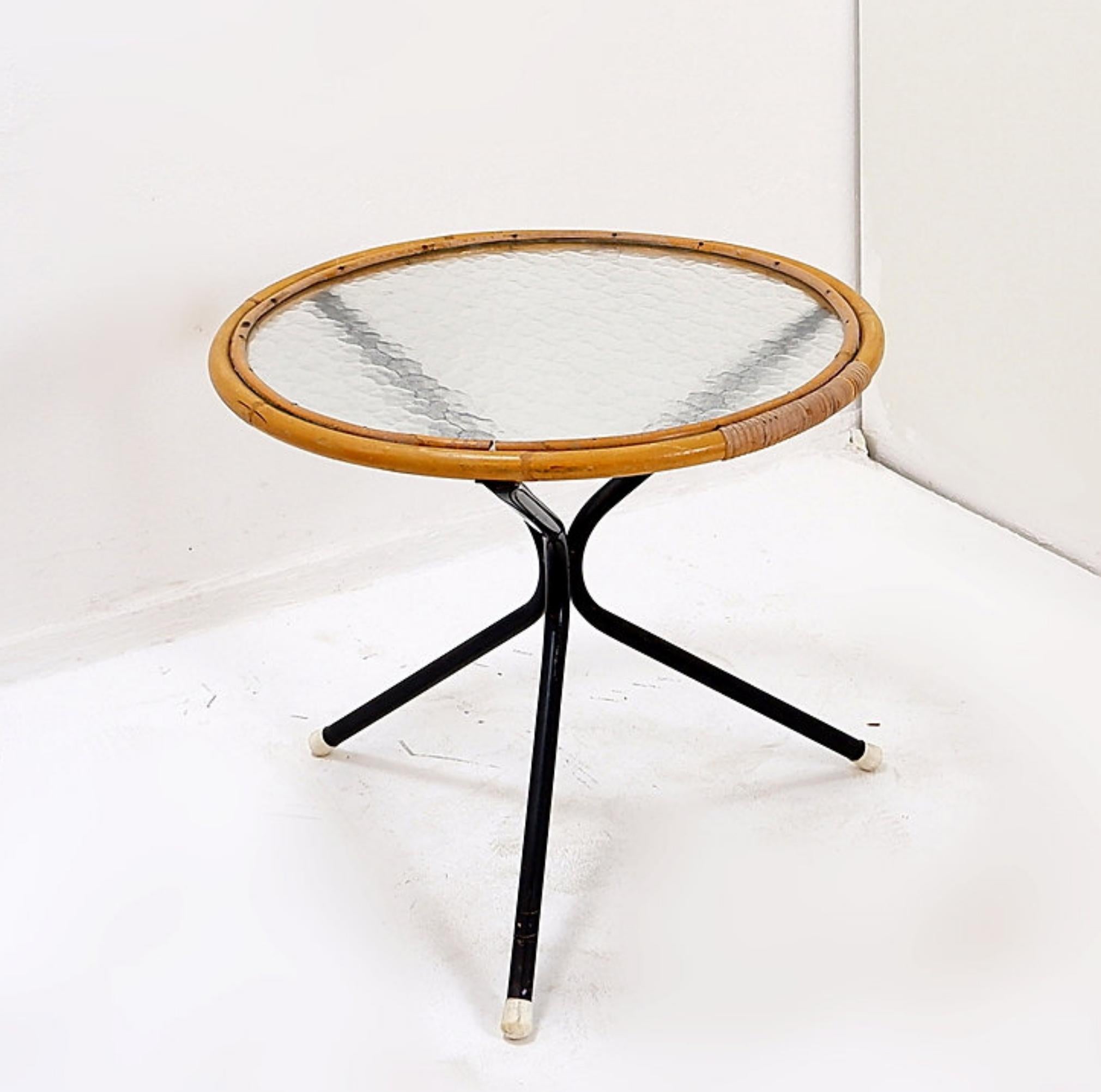 Mid-Century moderno Tavolino di metà secolo in bambù, metallo e vetro - Paesi Bassi 1960 in vendita