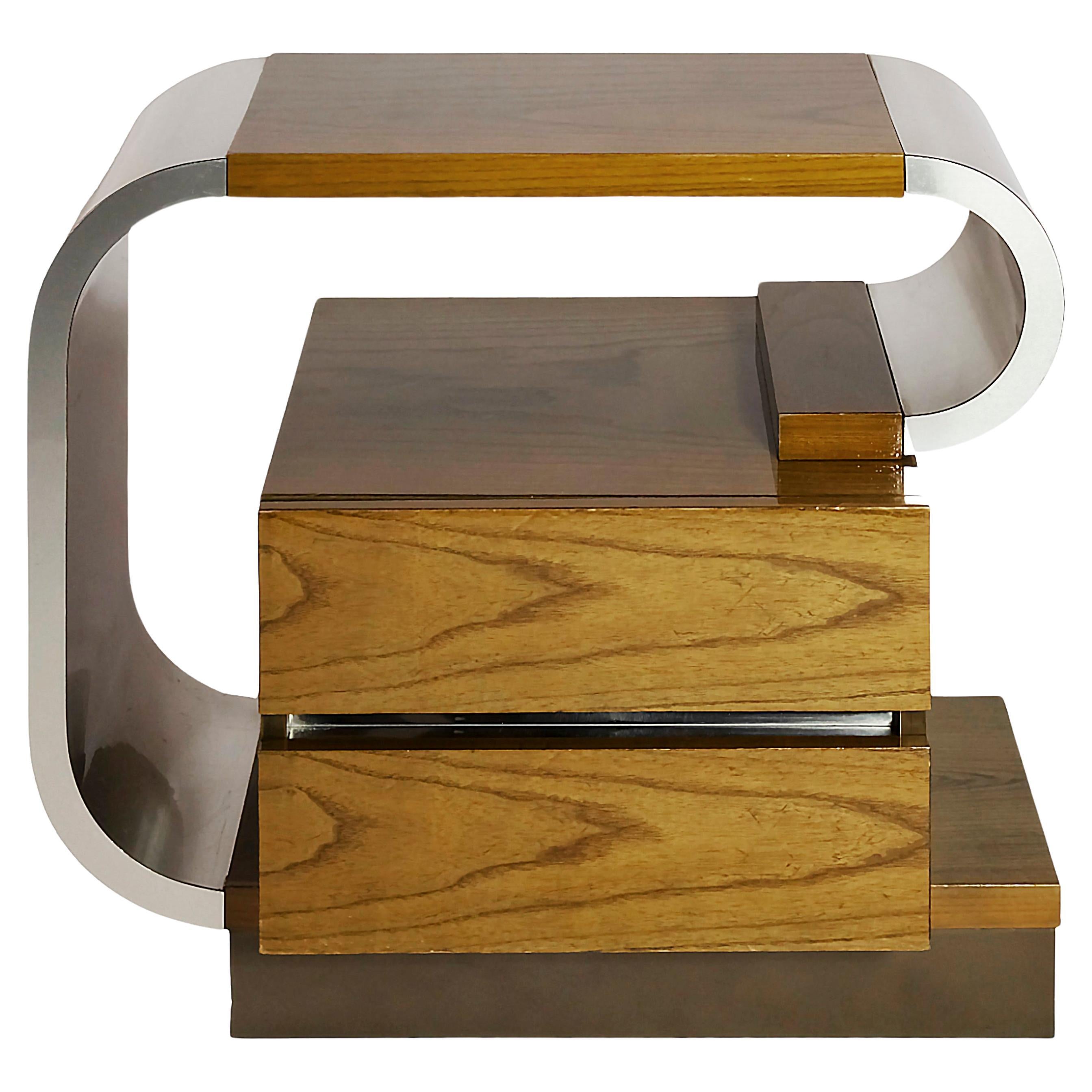 Asymmetrischer Beistelltisch/Nachttisch mit zwei Schubladen aus Holz und Metallelementen in geschwungener Form aus der Mitte des Jahrhunderts, entworfen von Pierre Cardin in den 1970er Jahren.
In sehr gutem Vintage-Zustand.




 