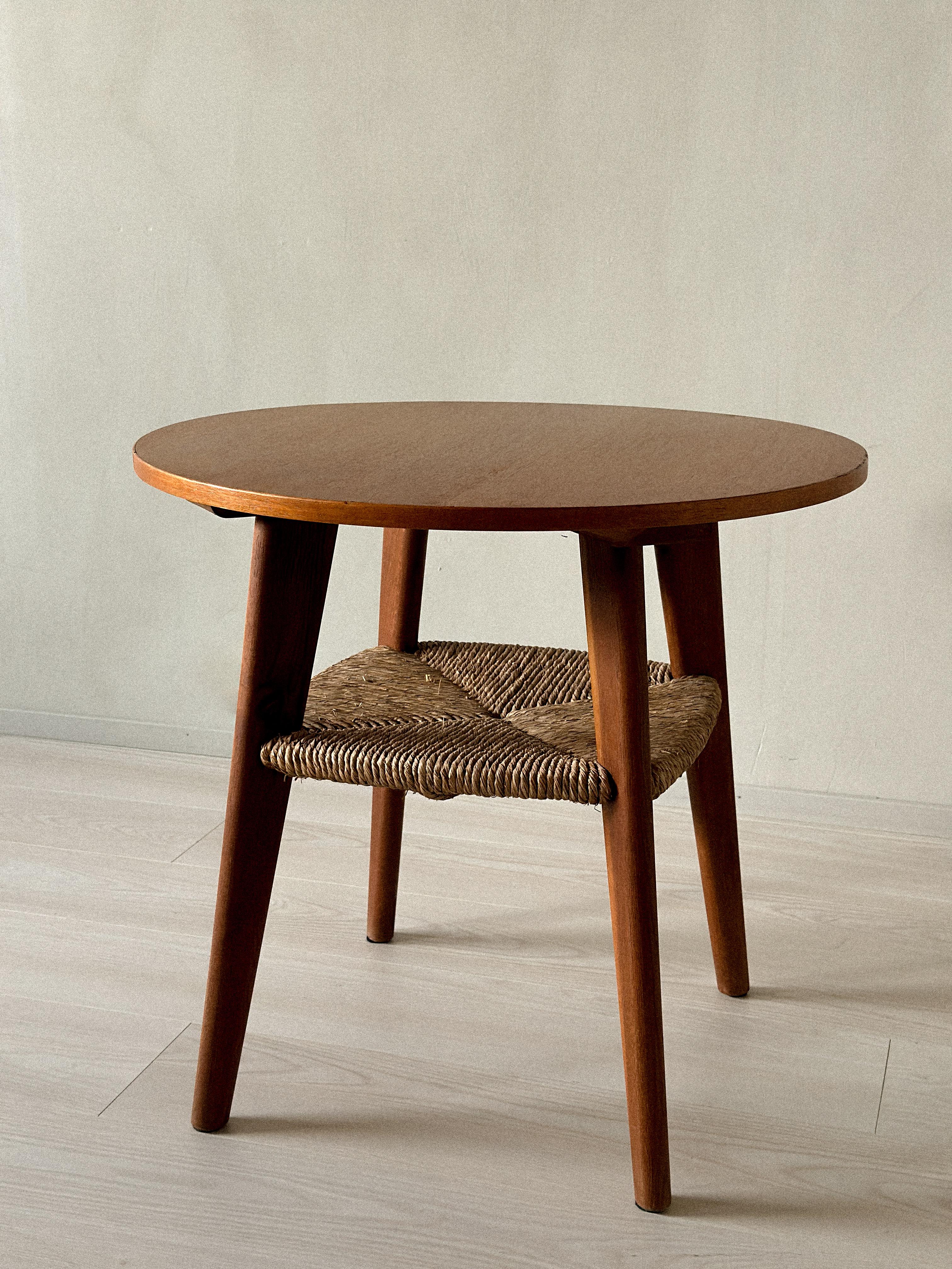 Mid-Century Modern Mid-Century Side Table with Rush Shelf, Unknown Designer, Denmark, c. 1960s en vente