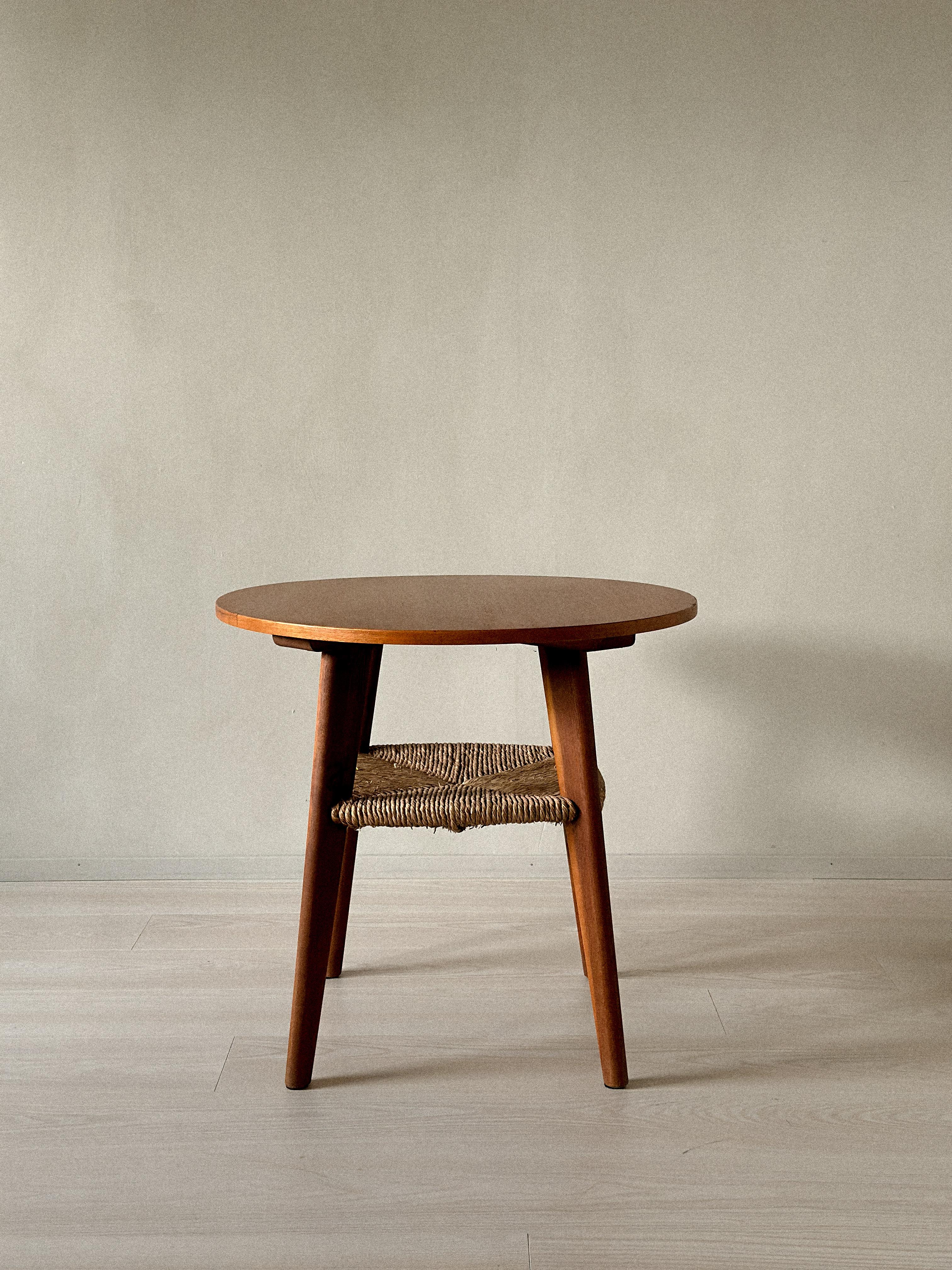 Danois Mid-Century Side Table with Rush Shelf, Unknown Designer, Denmark, c. 1960s en vente