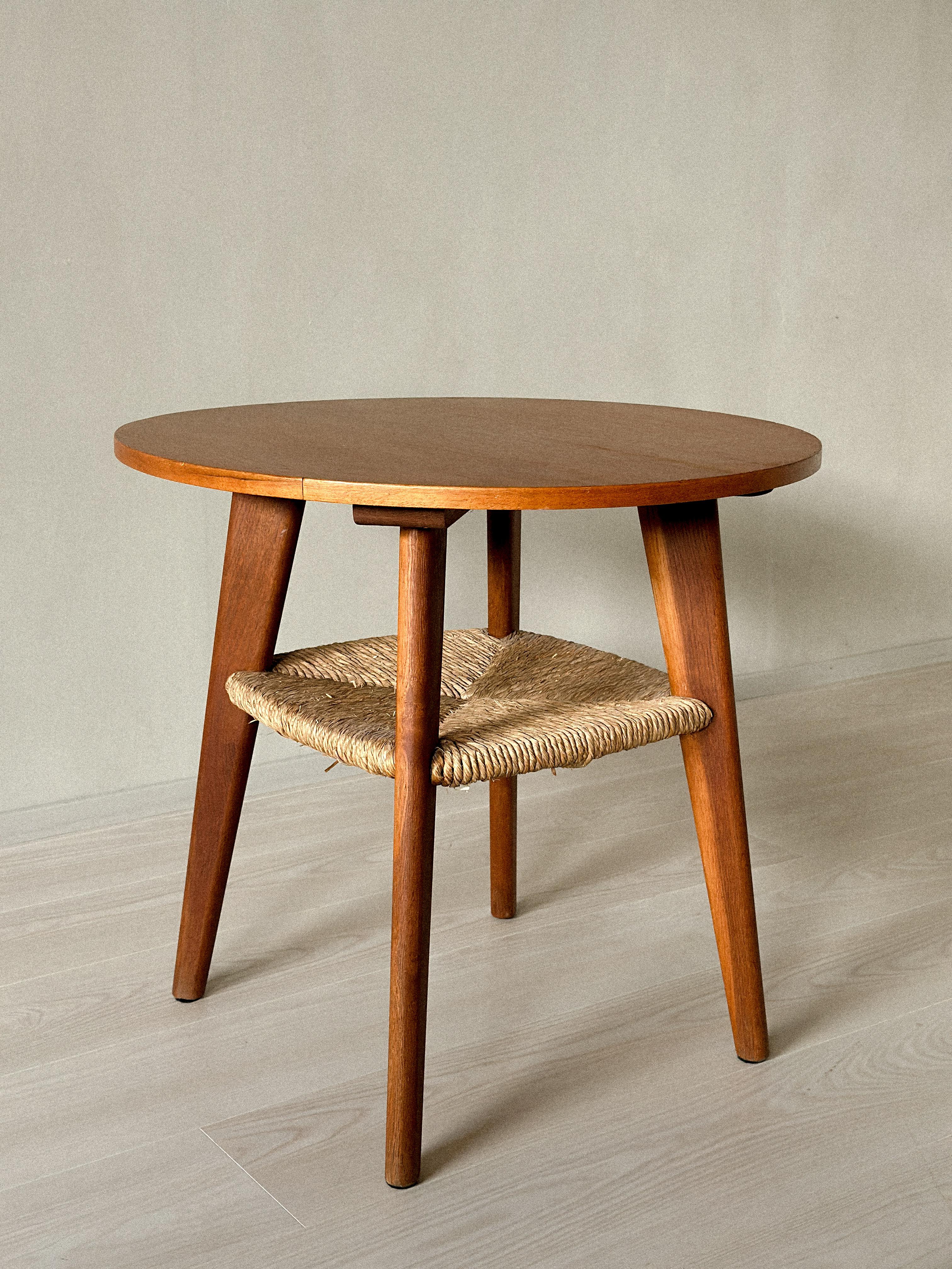 Mid-Century Side Table with Rush Shelf, Unknown Designer, Denmark, c. 1960s Bon état - En vente à Hønefoss, 30