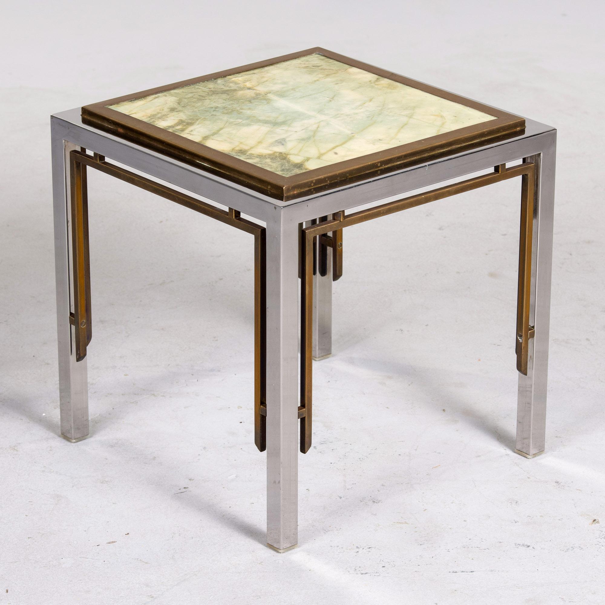 Trouvée en Angleterre, cette table d'appoint date des années 1970. Le cadre est en acier mat avec des supports en laiton contrastés. Le dessus est un marbre adouci dans les tons jaune, vert, gris et crème, avec un cadre en laiton entourant les bords