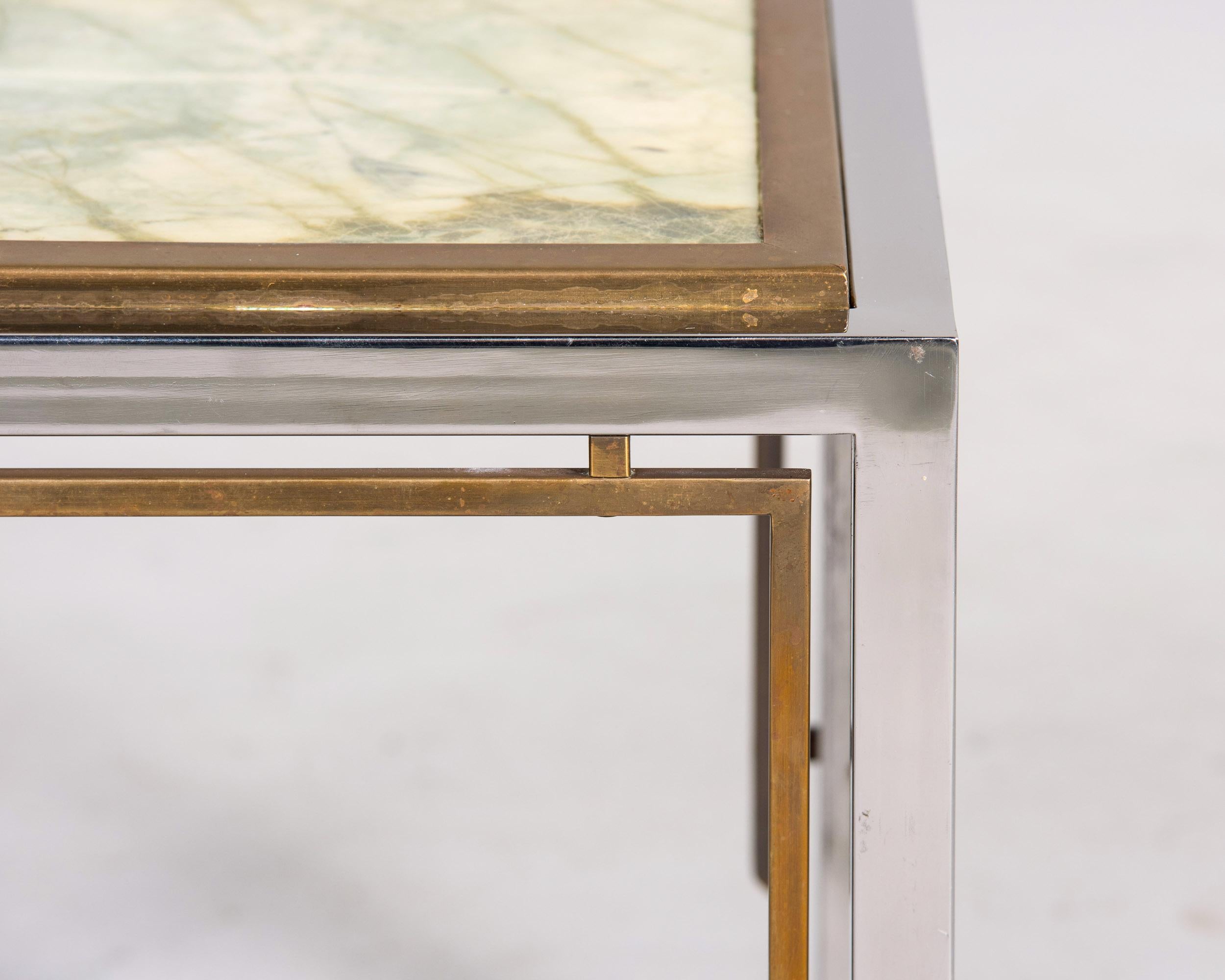 Laiton Table d'appoint Mid Century avec structure en acier + laiton et plateau en marbre en vente