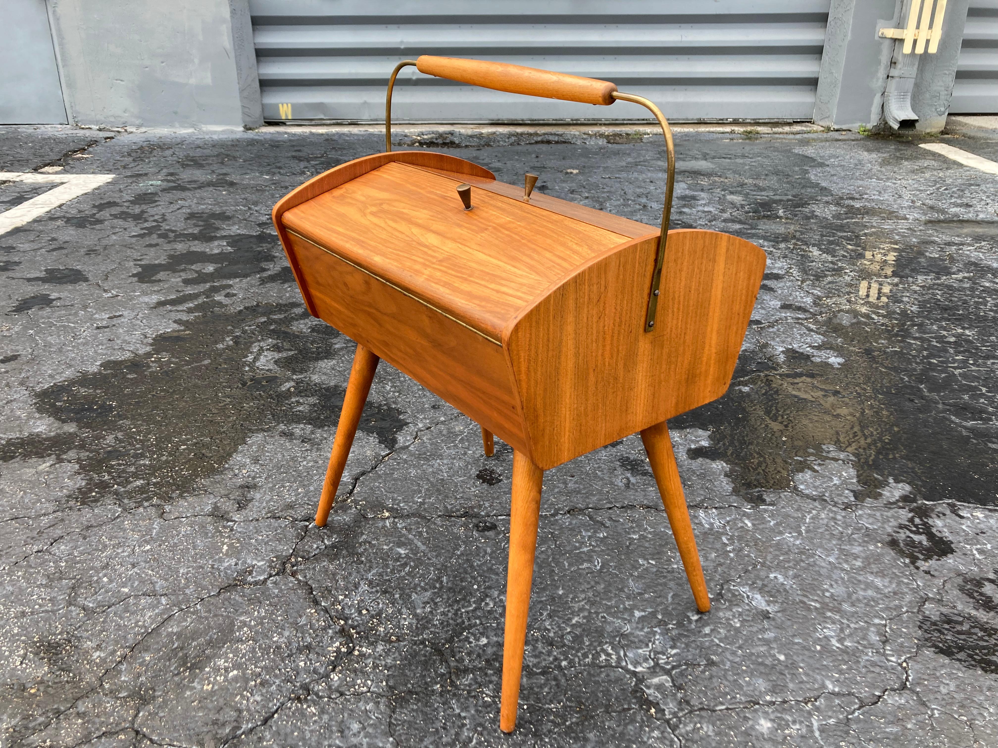 Table d'appoint mi-siècle avec rangement, boîte à couture, Allemagne, années 1960 en vente 12