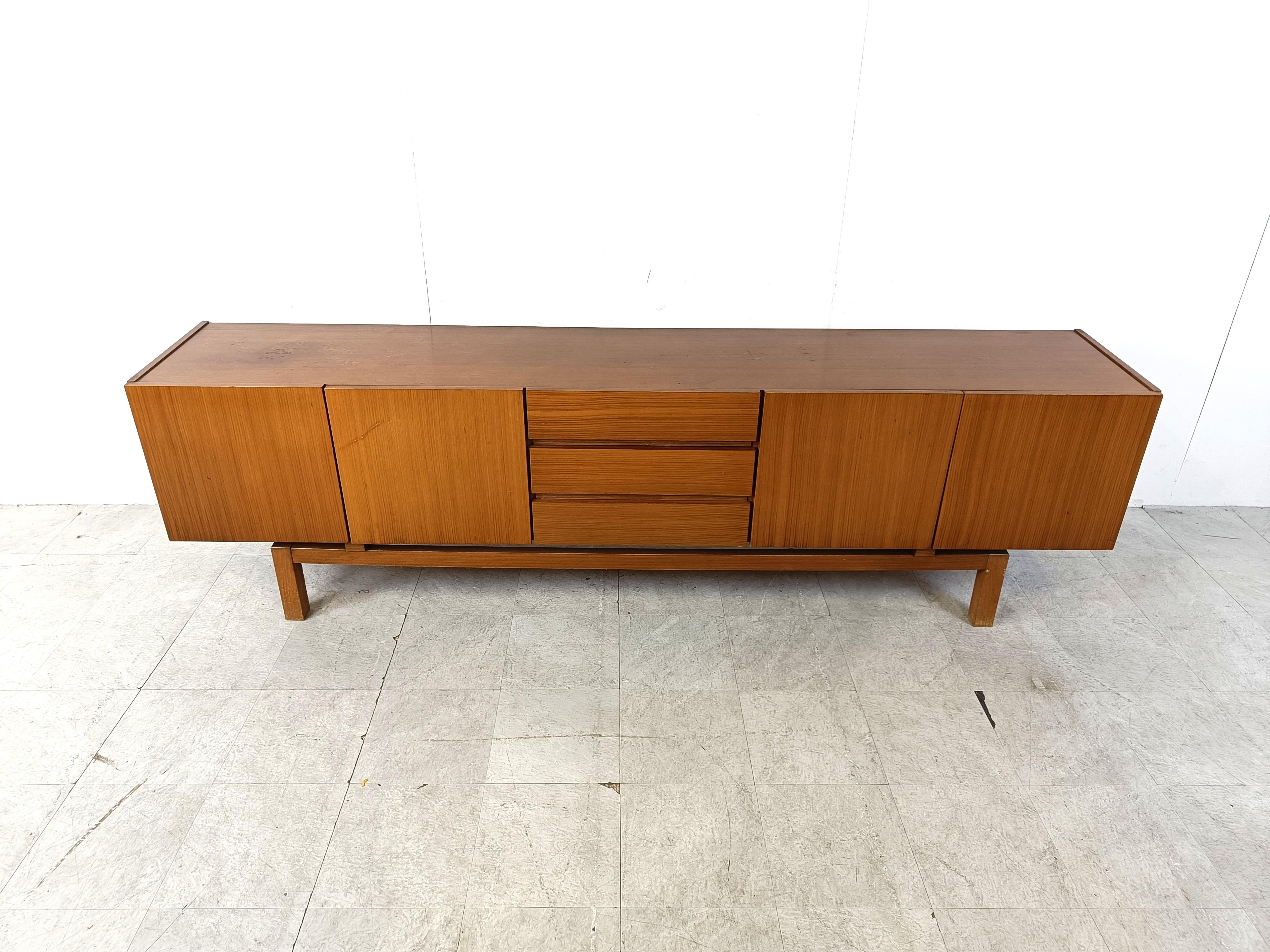 Mid century sideboard made in germany.

Consisting of 4 doors and 3 drawers.

Elegant legs.

Good overall condition with normal age related wear

1960s - Germany

Very good condition

Dimensions:
Lenght: 250cm
Height: 74cm
Depth: 45cm

Ref.: 859884
