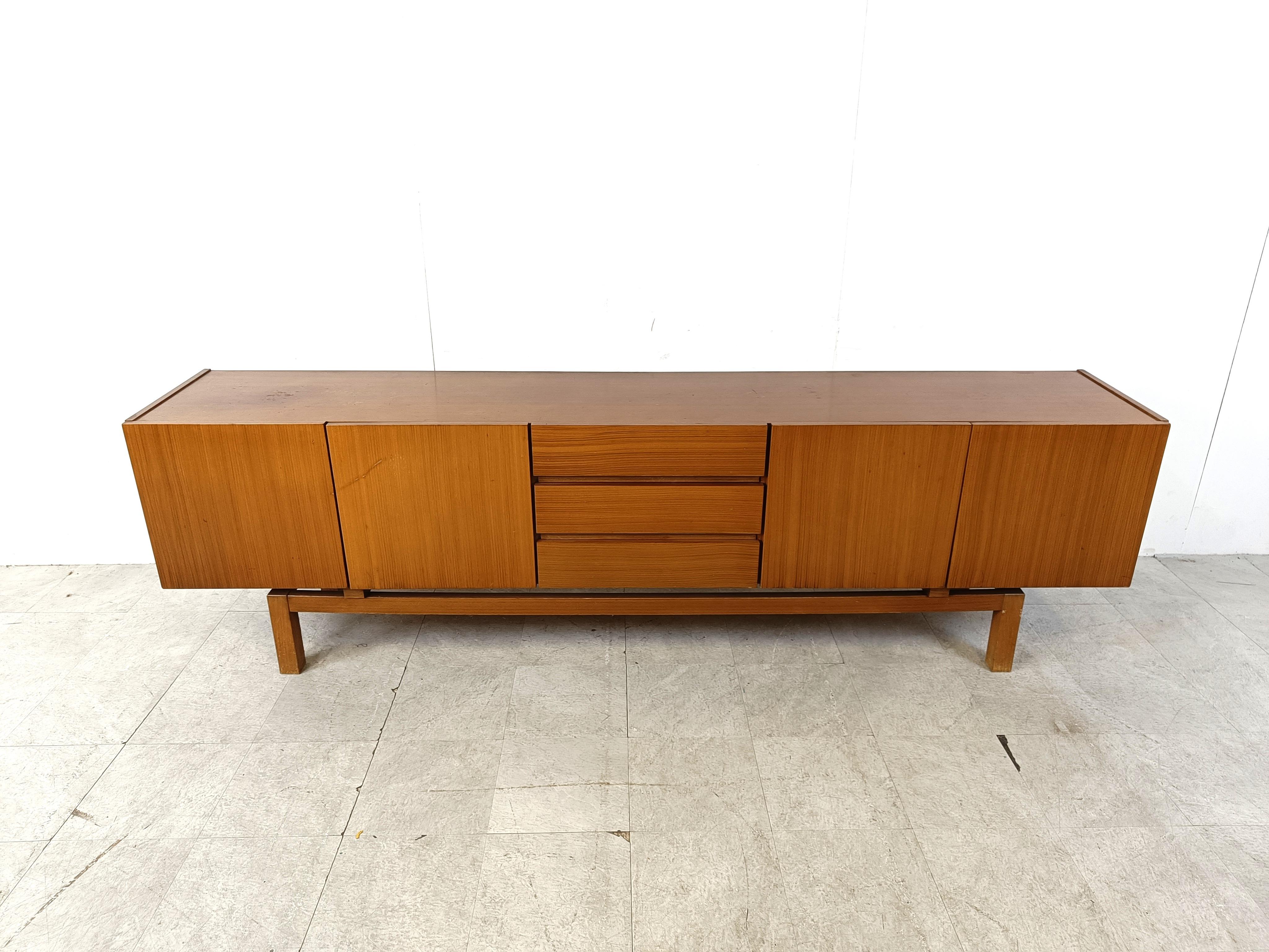 Sideboard aus der Mitte des Jahrhunderts, 1960er Jahre (Moderne der Mitte des Jahrhunderts) im Angebot