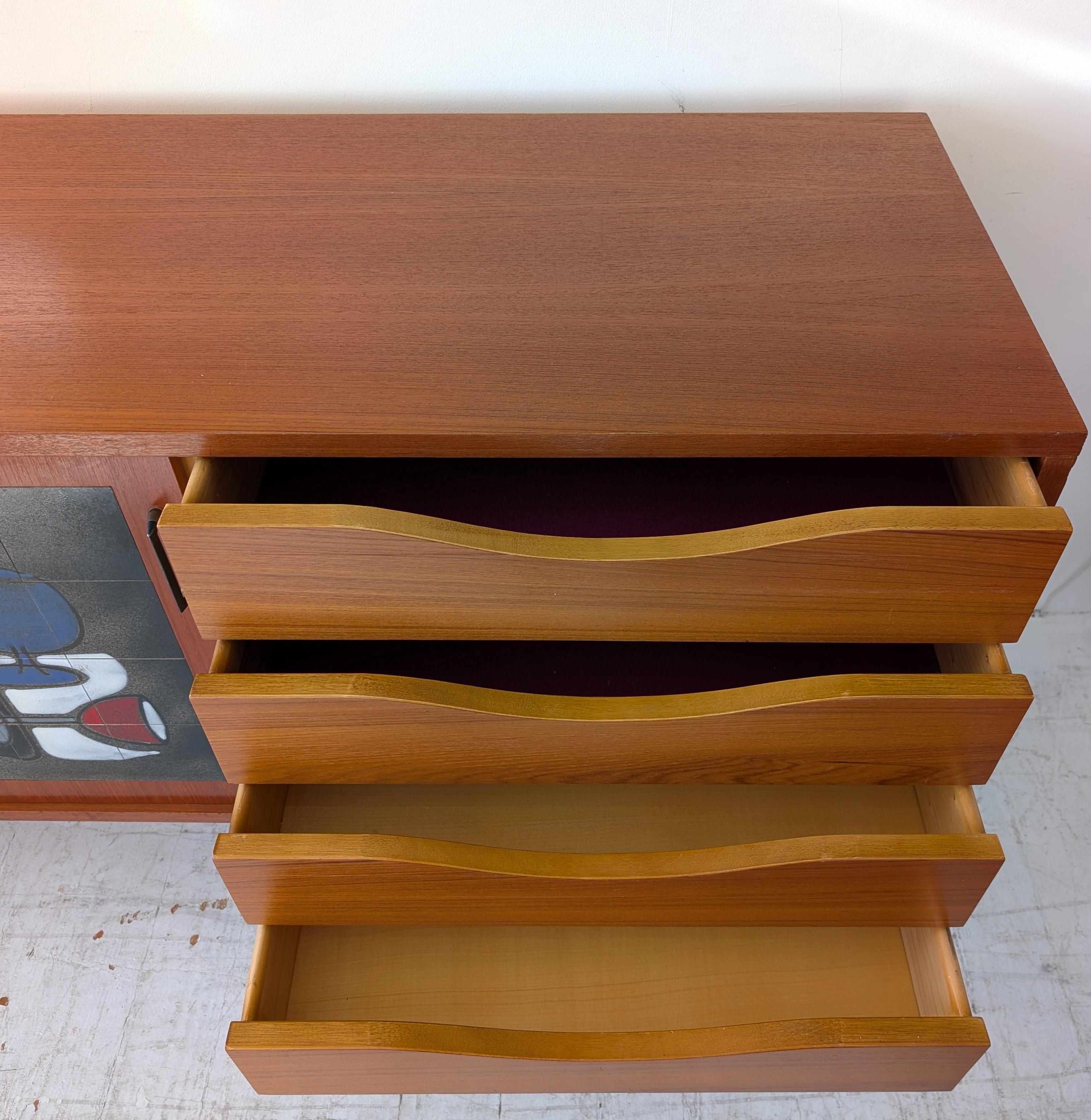 Credenza di metà secolo di Alfred Hendrickx, anni '60, teak e piastrelle di ceramica Vigneron in vendita 3