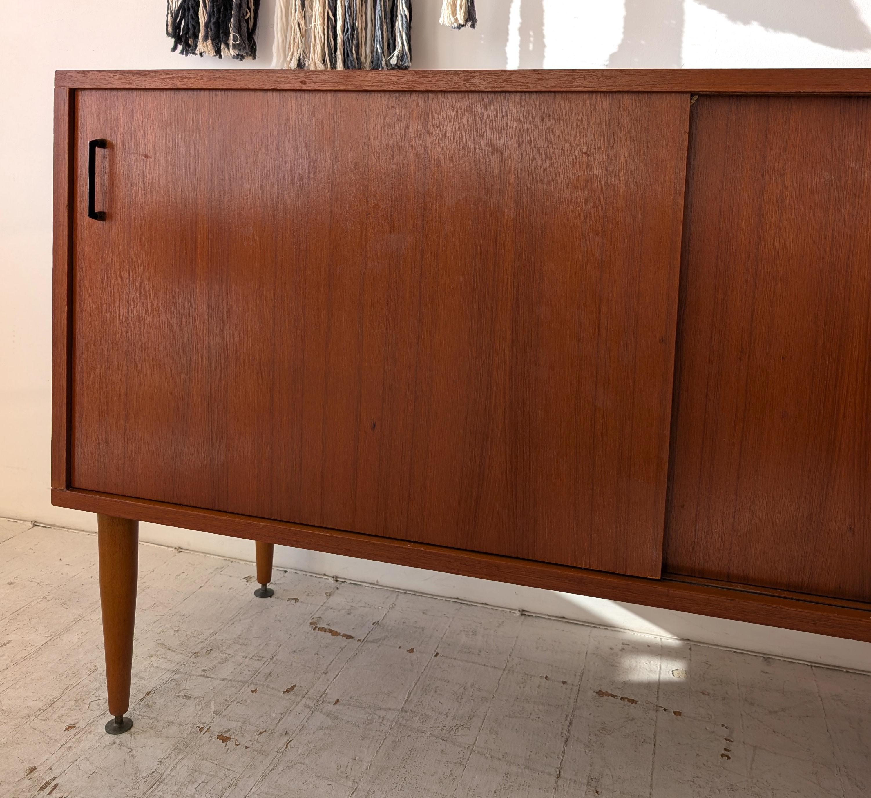 Credenza di metà secolo di Alfred Hendrickx, anni '60, teak e piastrelle di ceramica Vigneron in vendita 5