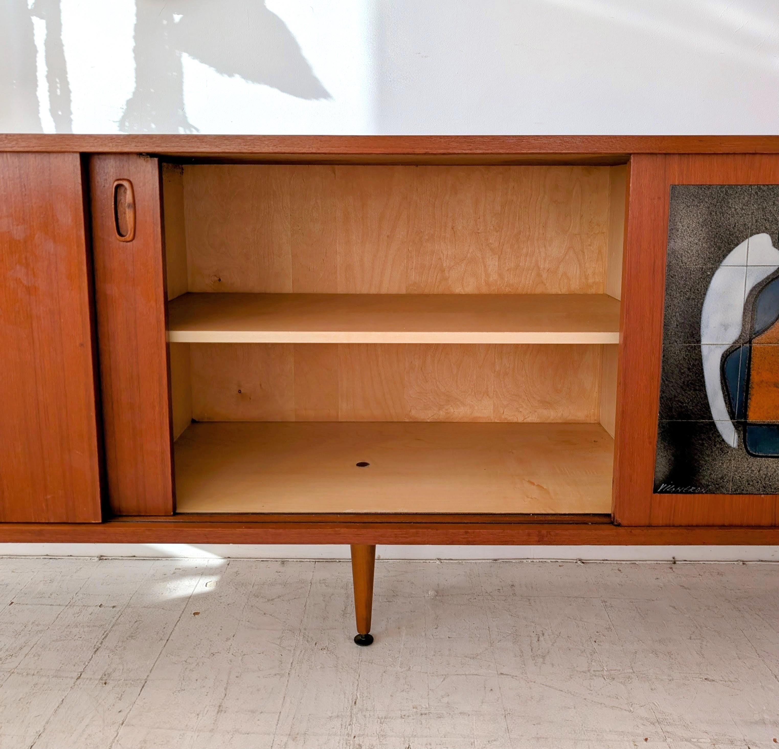Credenza di metà secolo di Alfred Hendrickx, anni '60, teak e piastrelle di ceramica Vigneron in vendita 7