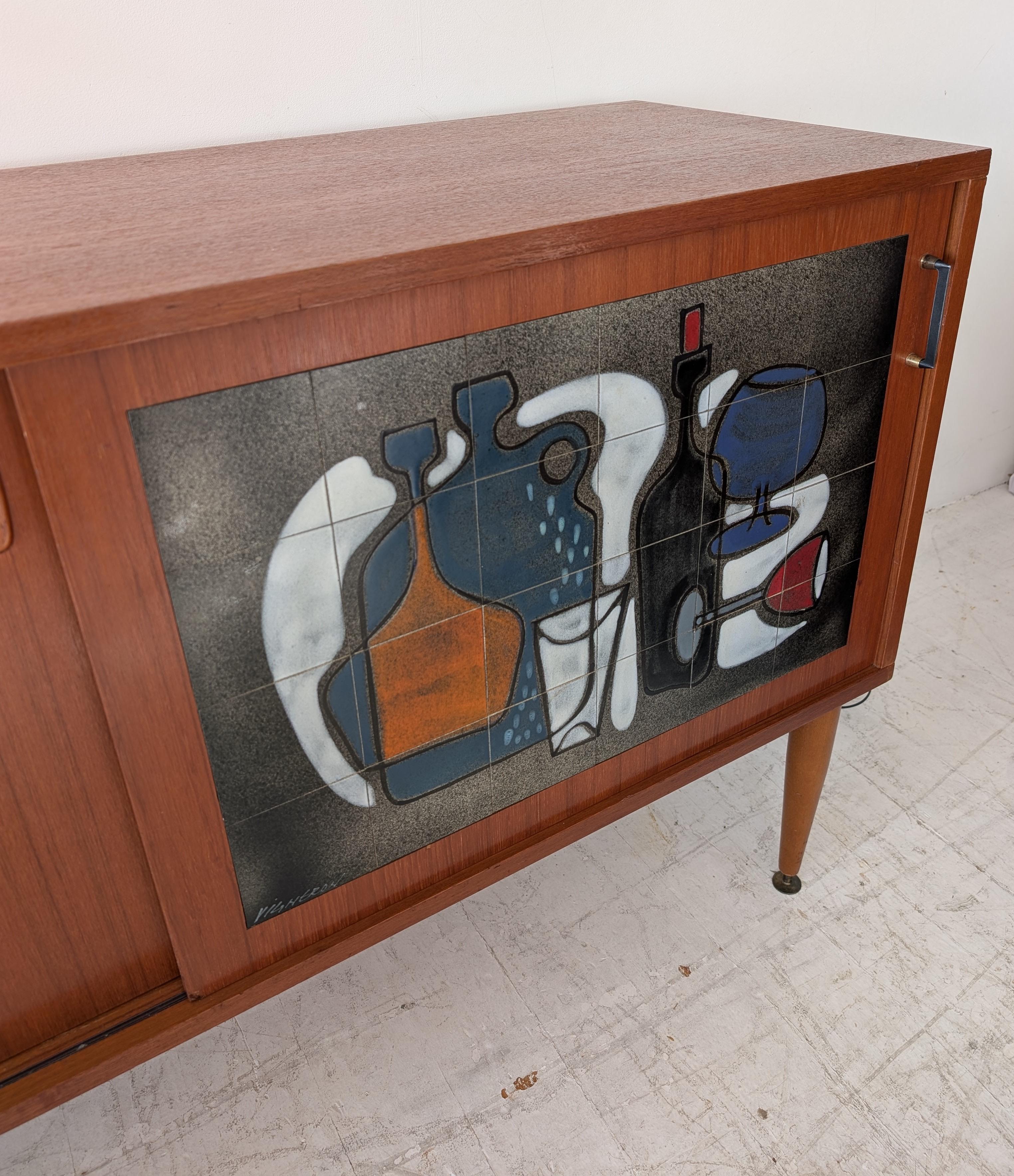 XX secolo Credenza di metà secolo di Alfred Hendrickx, anni '60, teak e piastrelle di ceramica Vigneron in vendita