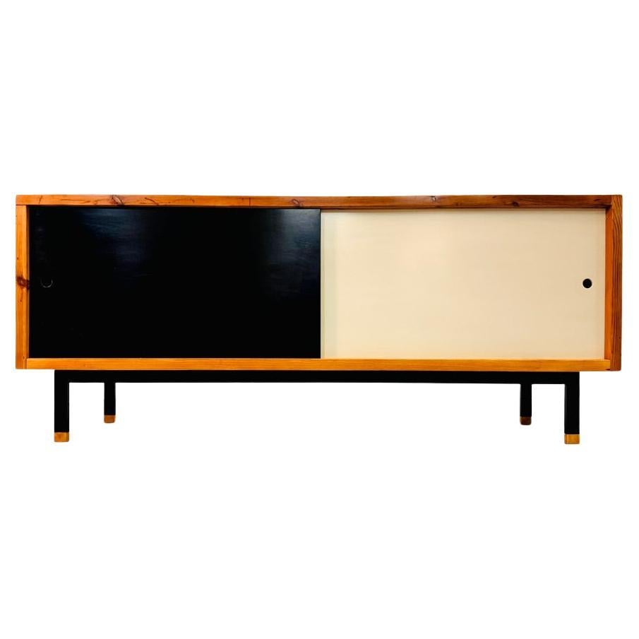 En 1958, van Apeldoorn creó su propio taller de muebles, llamado 