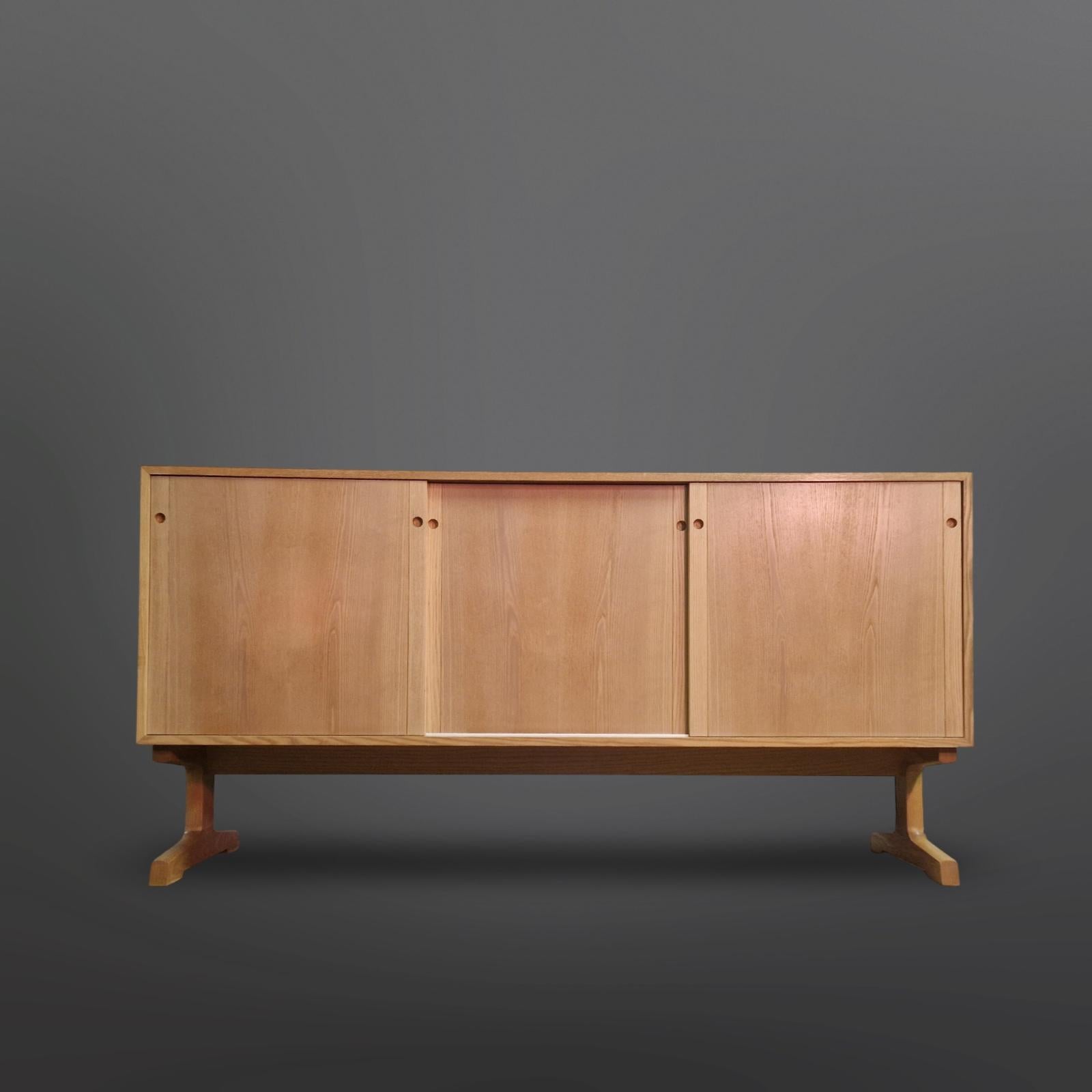 Buffet du milieu du siècle avec portes coulissantes et 3 tiroirs intérieurs. 
Conçu par Ditte et Adrian Heath et produit par France & son (CADO) dans les années 1960 au Danemark. 
Fabriqué en chêne massif et placage de chêne. 

France et Daverkosen