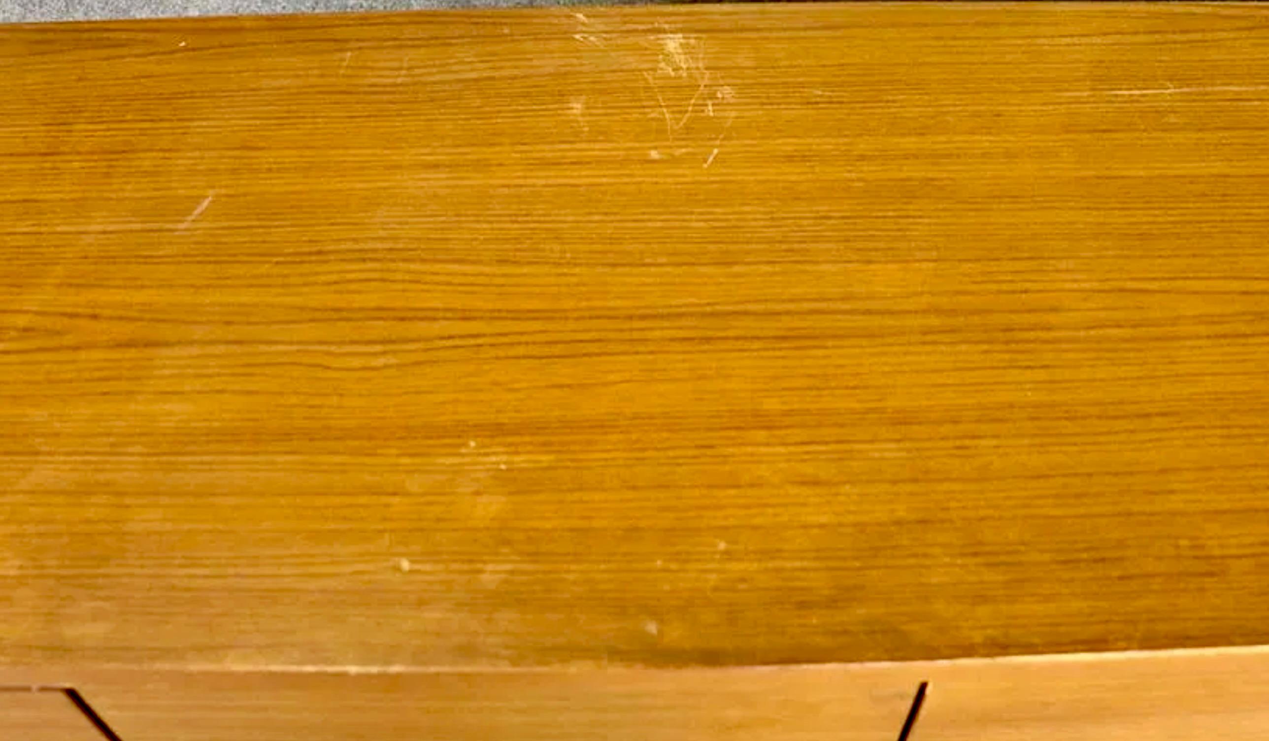 Credenza di metà secolo di Europa in vendita 4