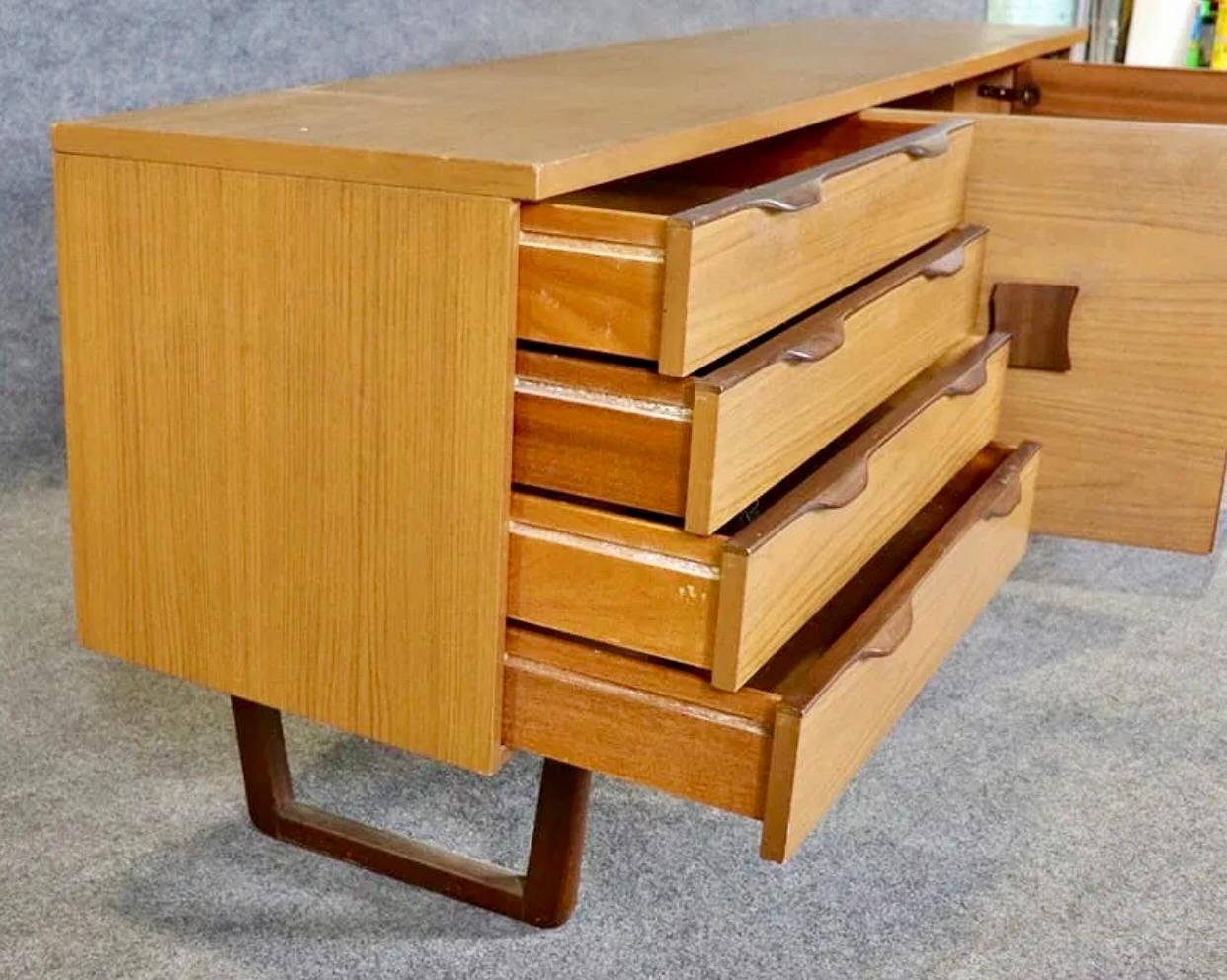 Mid-Century moderno Credenza di metà secolo di Europa in vendita