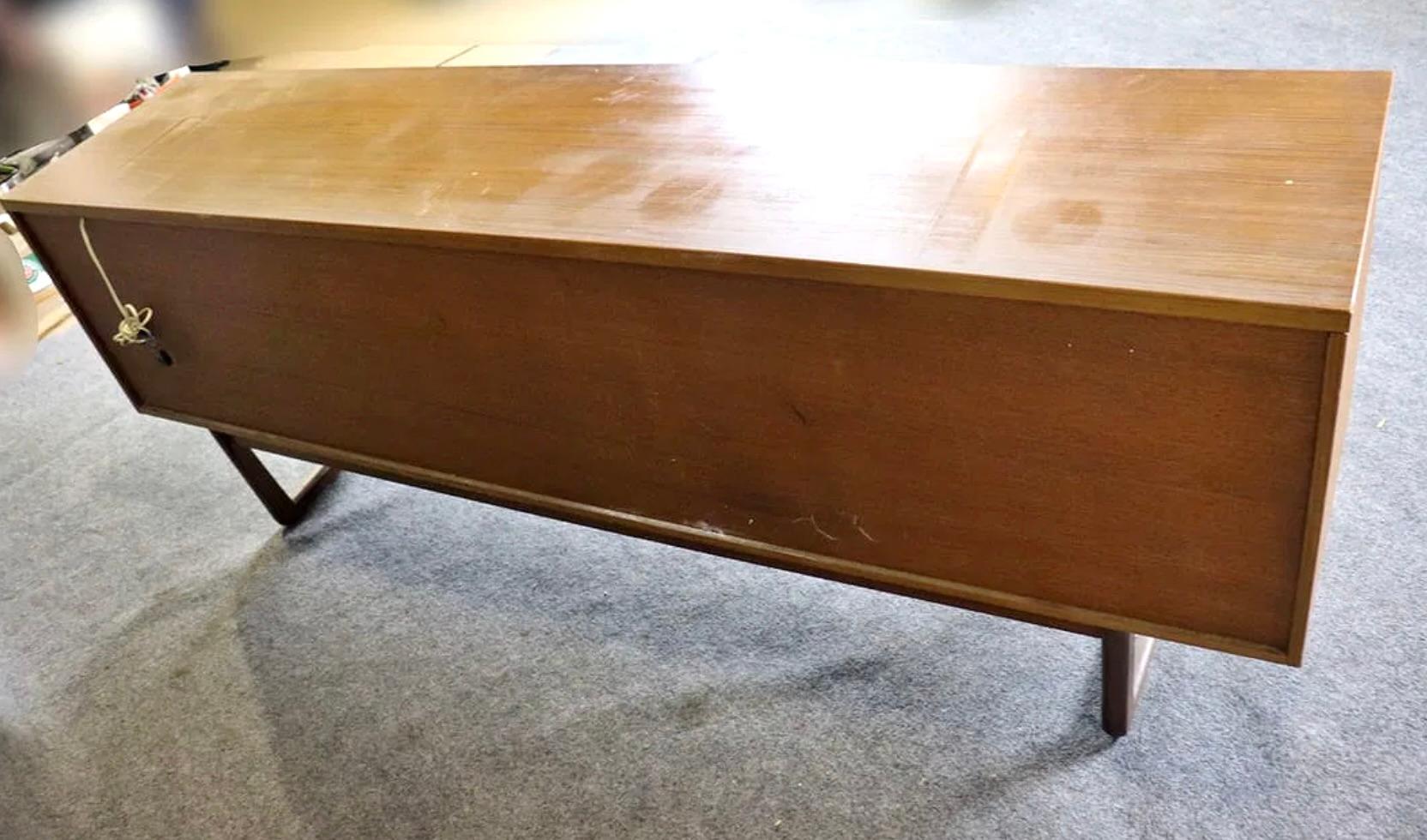 Teak Credenza di metà secolo di Europa in vendita