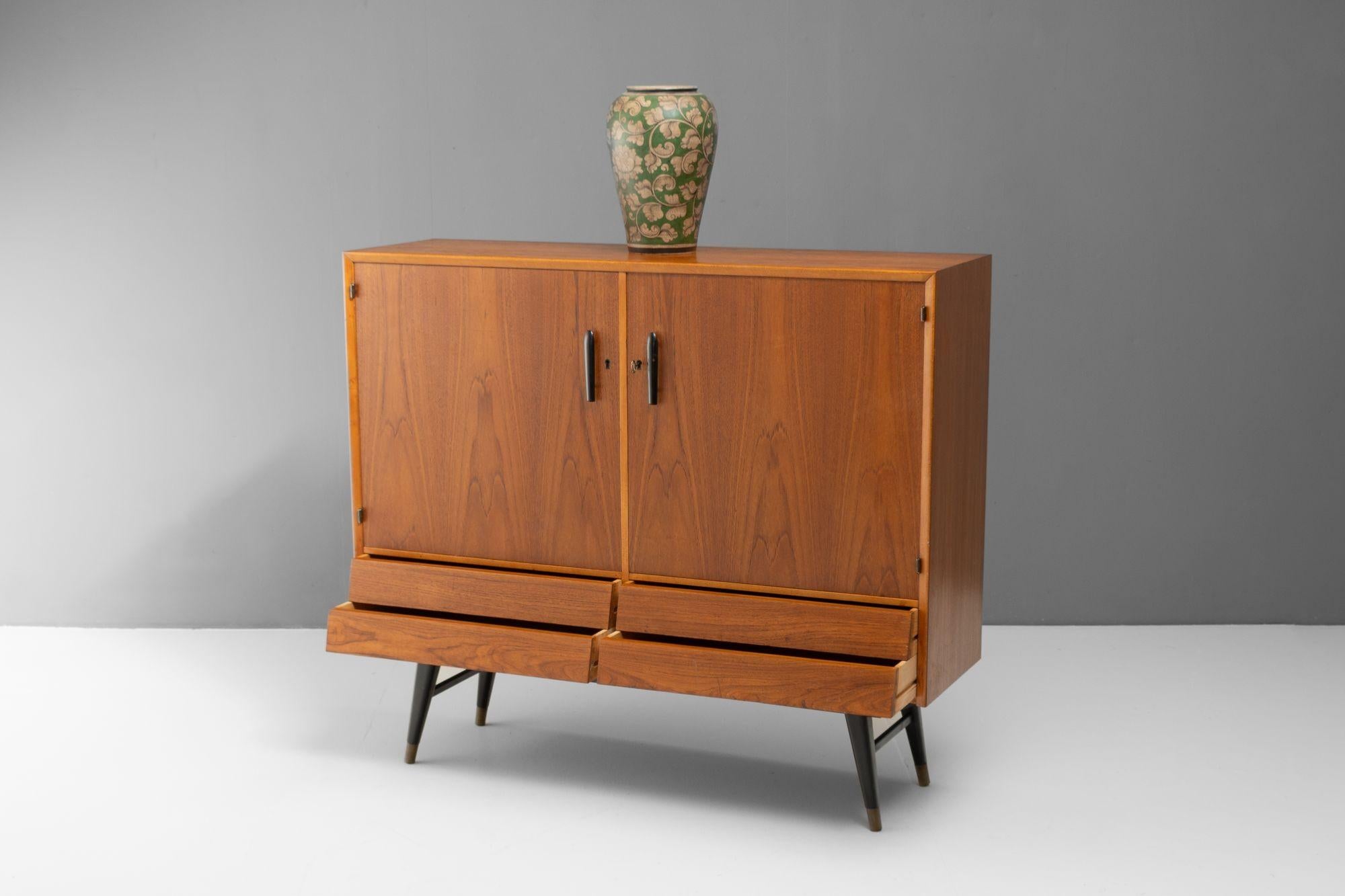 Credenza svedese di metà secolo impiallacciata in teak di Ikea del 1950 circa.

H. 103 cm x L. 130 cm x P. 39 cm
